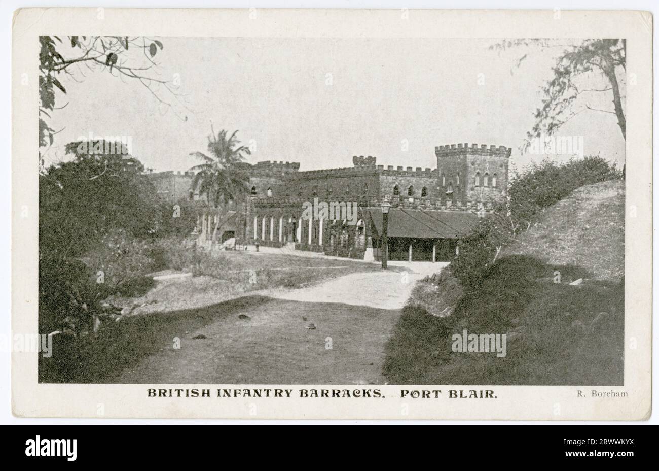 Cartolina che mostra un sostanziale edificio in pietra, con parapetto a castellatura, descritto nella didascalia stampata come British Infantry Barracks, Port Blair. La didascalia sul rovescio recita: Queste sono le caserme delle truppe britanniche che vengono inviate per mantenere in ordine i detenuti in caso di ammutinamento. Il Devonshire Regt. e' qui al momento. Foto Stock