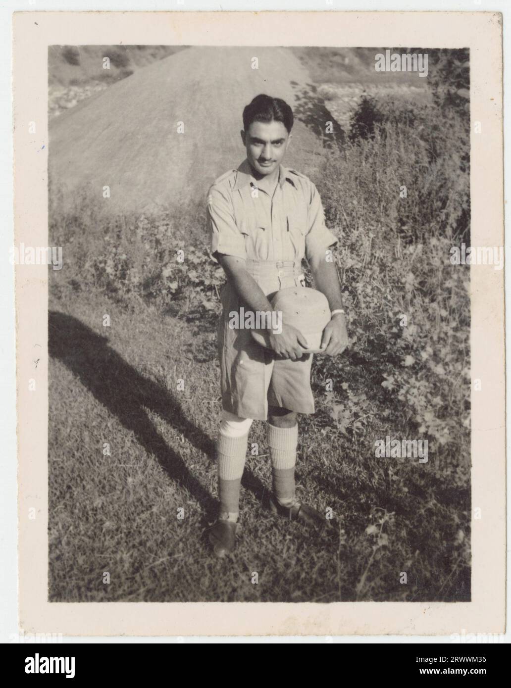 Soldato con un elmetto Pith. Didascalia: 37 - Indovina chi? Rashid Khan (poi col. Rashid Khan) militare NWFP [Provincia della frontiera nord occidentale] 1938- 9? Le note separate dal donatore aggiungono 'il defunto Rashid Khan, un prozio (in seguito col Rashid Khan. Su esercitazione militare nella zona di Kohat/Malakand)". Foto Stock