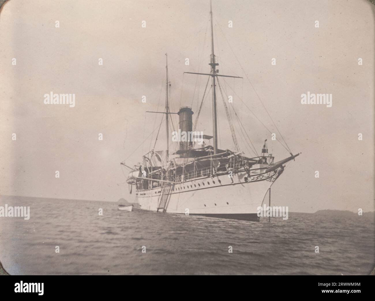 Nave di medie dimensioni a imboccatura singola, con due alberi all'ancora vicino a terra. Scala estesa lateralmente e piccola imbarcazione vicina a poppa. La didascalia recita: R.I.M.S. Investigator of Marine Survey (of India). Foto Stock