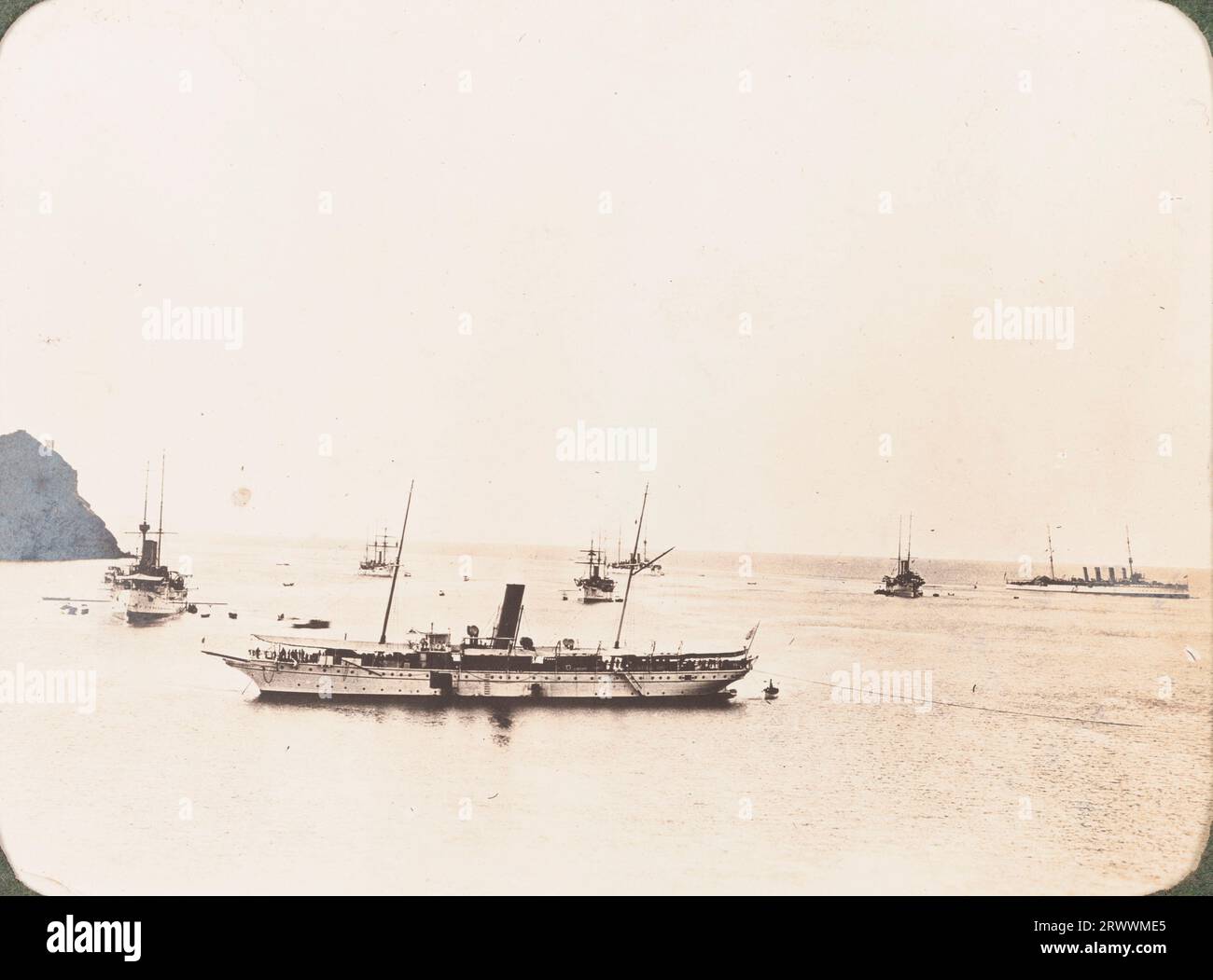 HMS Minto a singolo imbuto, nave a due alberi in primo piano, altre sette navi in sottofondo, tra cui una con quattro fumaioli. La nota a pagina si riferisce alle operazioni nel Golfo Persico. La didascalia recita: Parte dello Squadrone delle Indie Orientali operazioni del Golfo Persico. HMS Minto in primo piano. Foto Stock