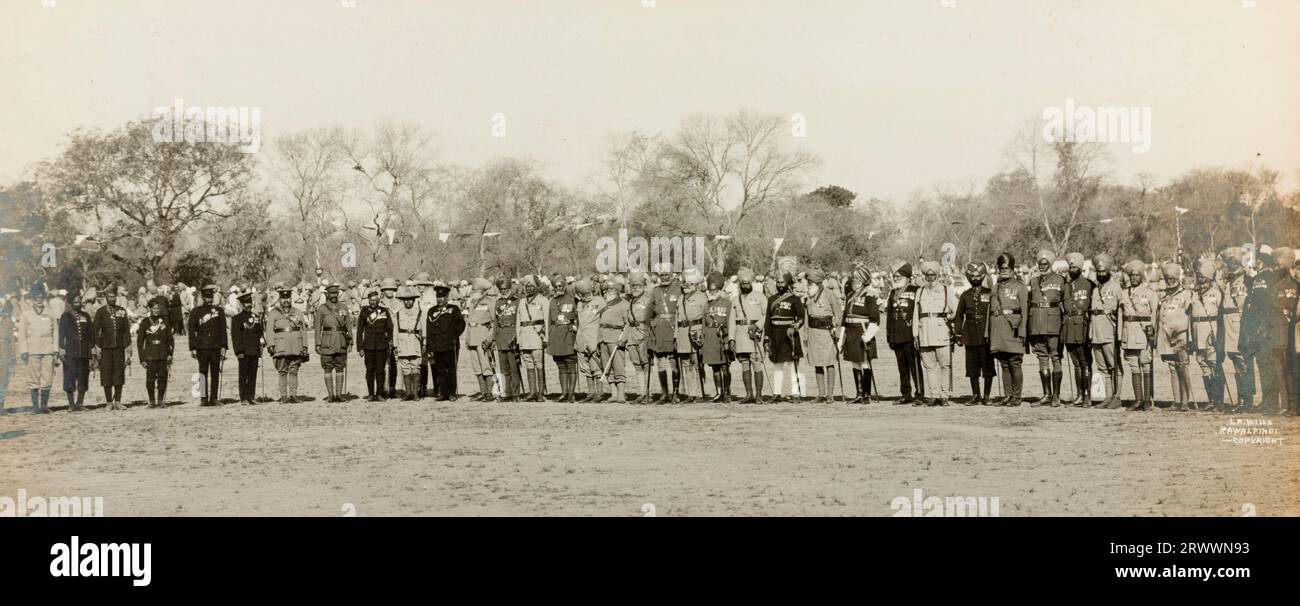 Foto di gruppo di ufficiali indiani di vari reggimenti, tra cui Sikh e Gurkhas, in attesa di presentazione. Scattata durante la visita del principe Artù, duca di Connaught, a Rawalpindi nel febbraio 1921, che incorporava una presentazione a colori e la Chaklala Review. Titolare del copyright stampato: L.F. Wills, Rawalpindi - copyright-. Foto Stock