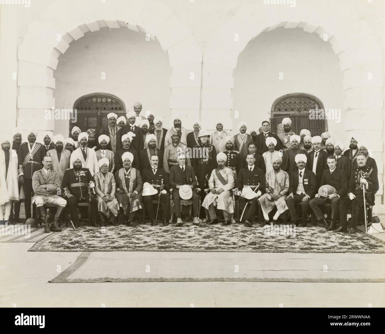 Foto di gruppo di dignitari e soldati indiani ed europei in abito cerimoniale, probabilmente all'installazione di Edward Maclagan come governatore del Punjab. Foto Stock