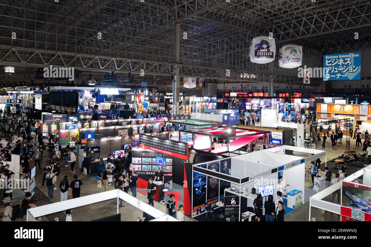 (230921) -- TOKYO, 21 settembre 2023 (Xinhua) -- People visit Tokyo Game Show 2023 in Chiba Prefecture, Giappone, 21 settembre 2023. Il Tokyo Game Show 2023, di quattro giorni, ha aperto giovedì alla Makuhari Messe, nella prefettura di Chiba in Giappone, attirando 787 espositori da 44 paesi e regioni. (Xinhua/Zhang Xiaoyu) Foto Stock