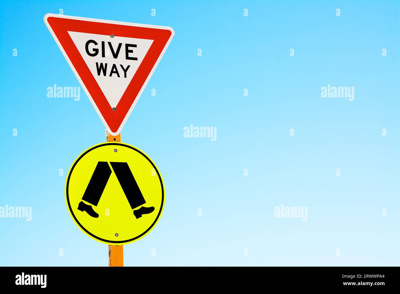 Un cartello per i pedoni sullo sfondo blu del cielo. Foto Stock