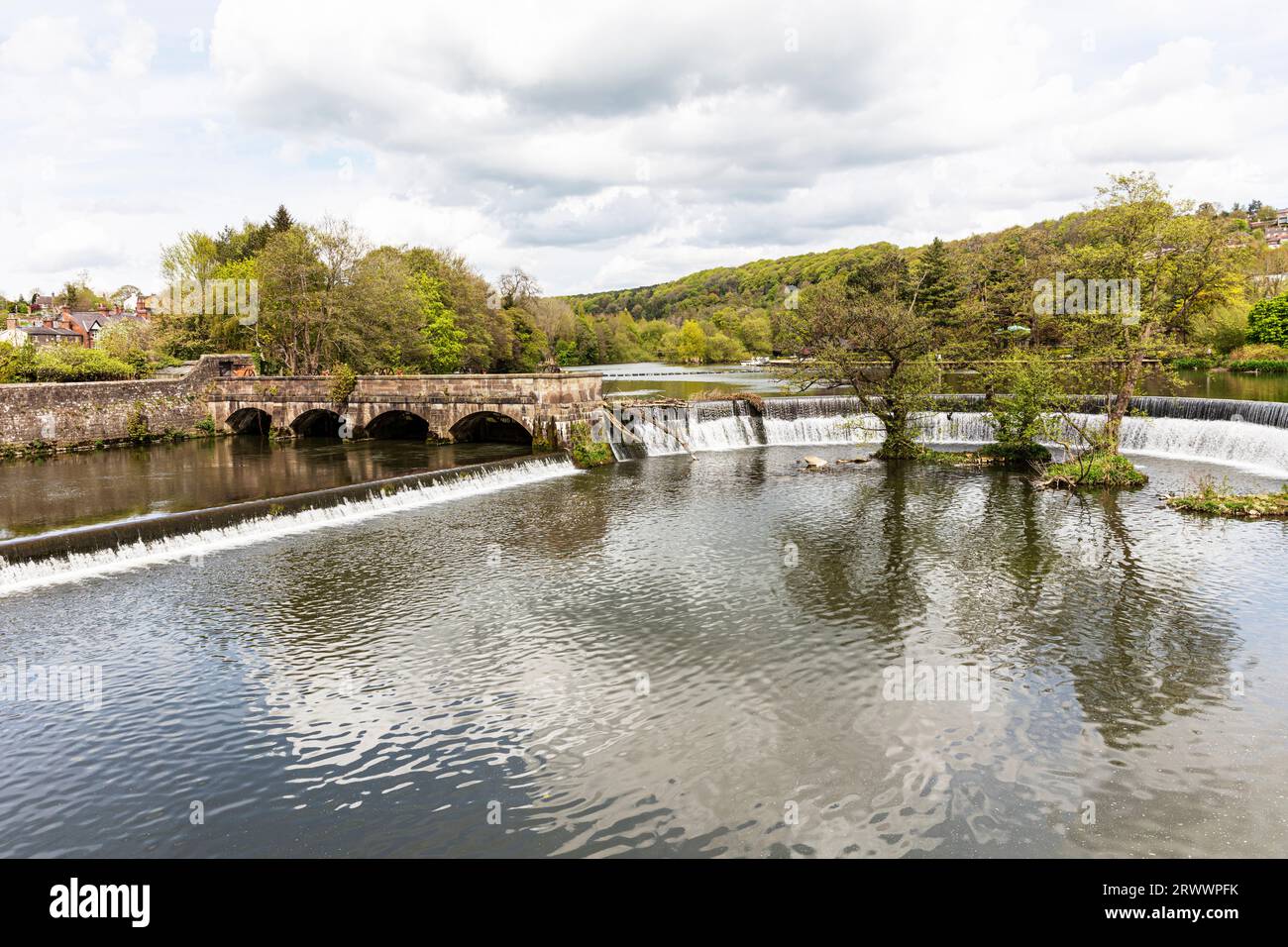Belper Horseshoe Weir sul fiume Derwent, Belper, Derbyshire, Peak District, Inghilterra, Regno Unito, River Derwent, Horseshoe weir, Foto Stock