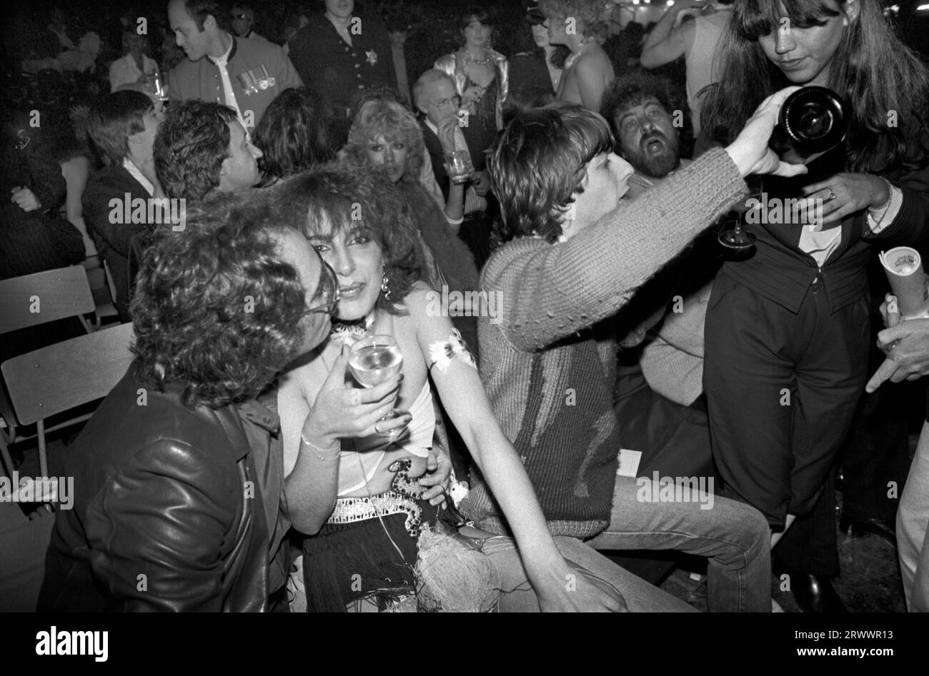 Roger McGough poeta e amici al termine del concorso di bellezza alternative Miss mondo. Grand Hall, Olympia, West London Inghilterra anni '1981 1980 UK HOMER SYKES Foto Stock