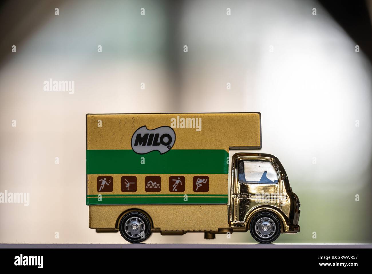 Kuala Lumpur, Malesia - 22 settembre 2023: Mini furgoni MILO Gold Edition per la collezione. Foto Stock