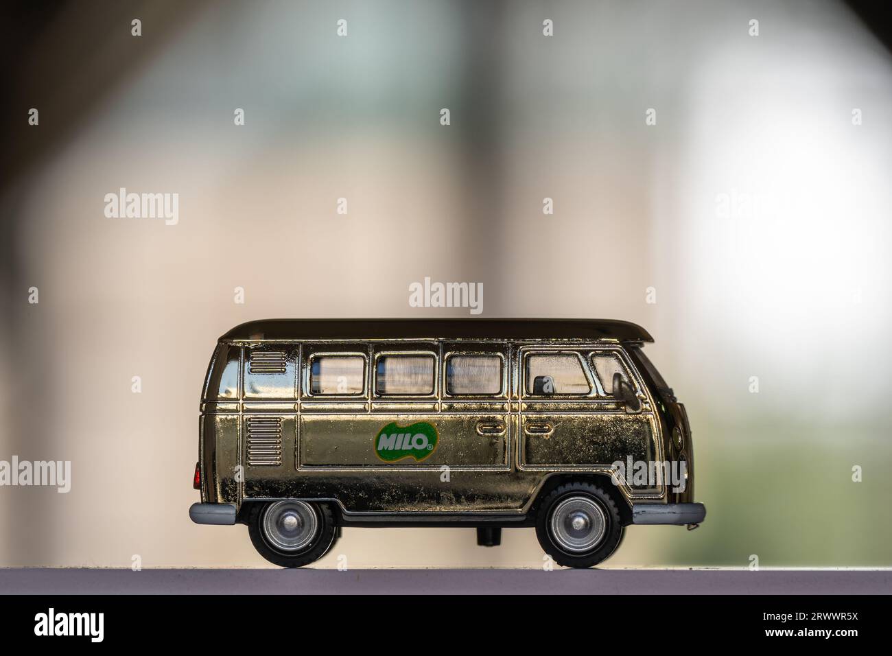 Kuala Lumpur, Malesia - 22 settembre 2023: Mini furgoni MILO Gold Edition per la collezione. Foto Stock