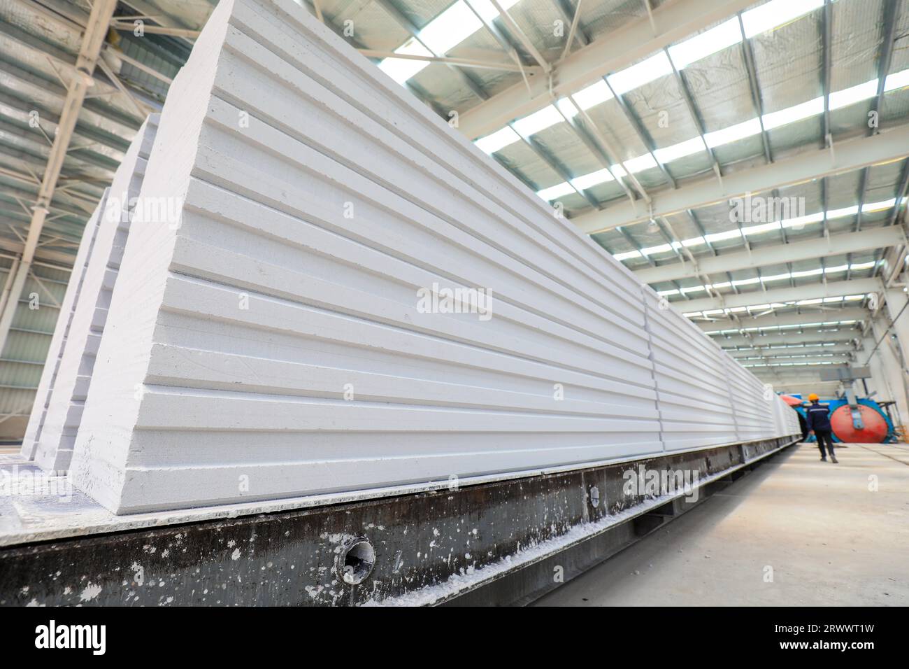 Contea di Luannan, Cina - 17 giugno 2023: I lavoratori stanno lavorando intensamente sulla linea di produzione di nuovi materiali da costruzione - pannelli divisori leggeri Foto Stock