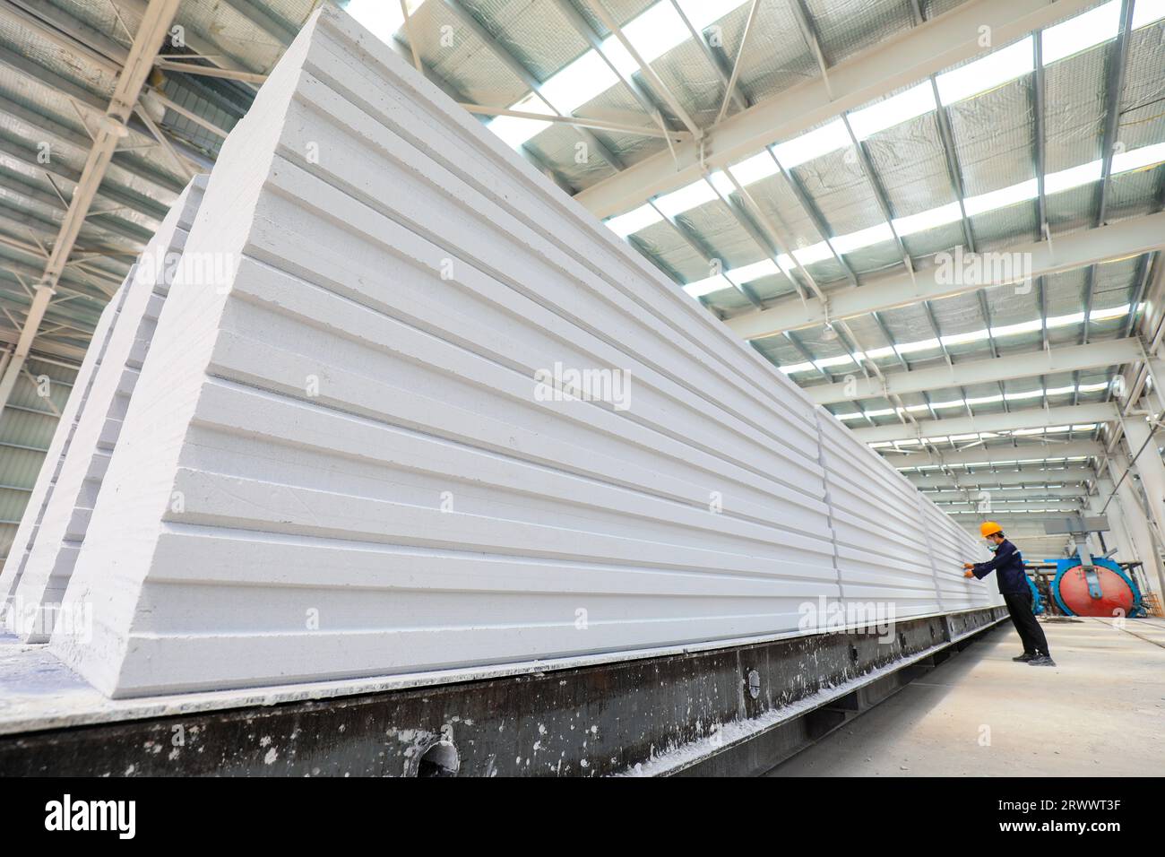 Contea di Luannan, Cina - 17 giugno 2023: I lavoratori stanno lavorando intensamente sulla linea di produzione di nuovi materiali da costruzione - pannelli divisori leggeri Foto Stock