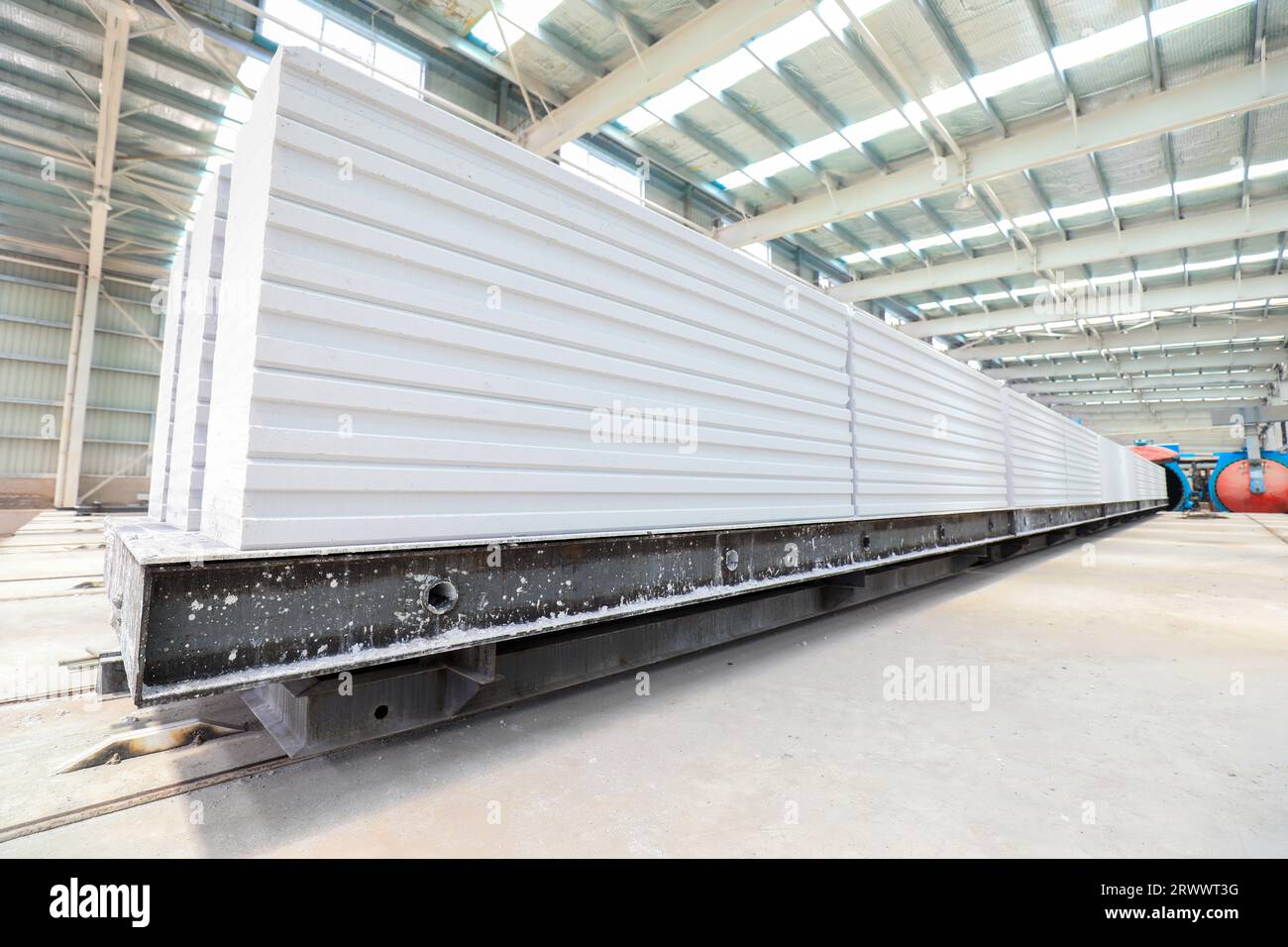 Contea di Luannan, Cina - 17 giugno 2023: I lavoratori stanno lavorando intensamente sulla linea di produzione di nuovi materiali da costruzione - pannelli divisori leggeri Foto Stock