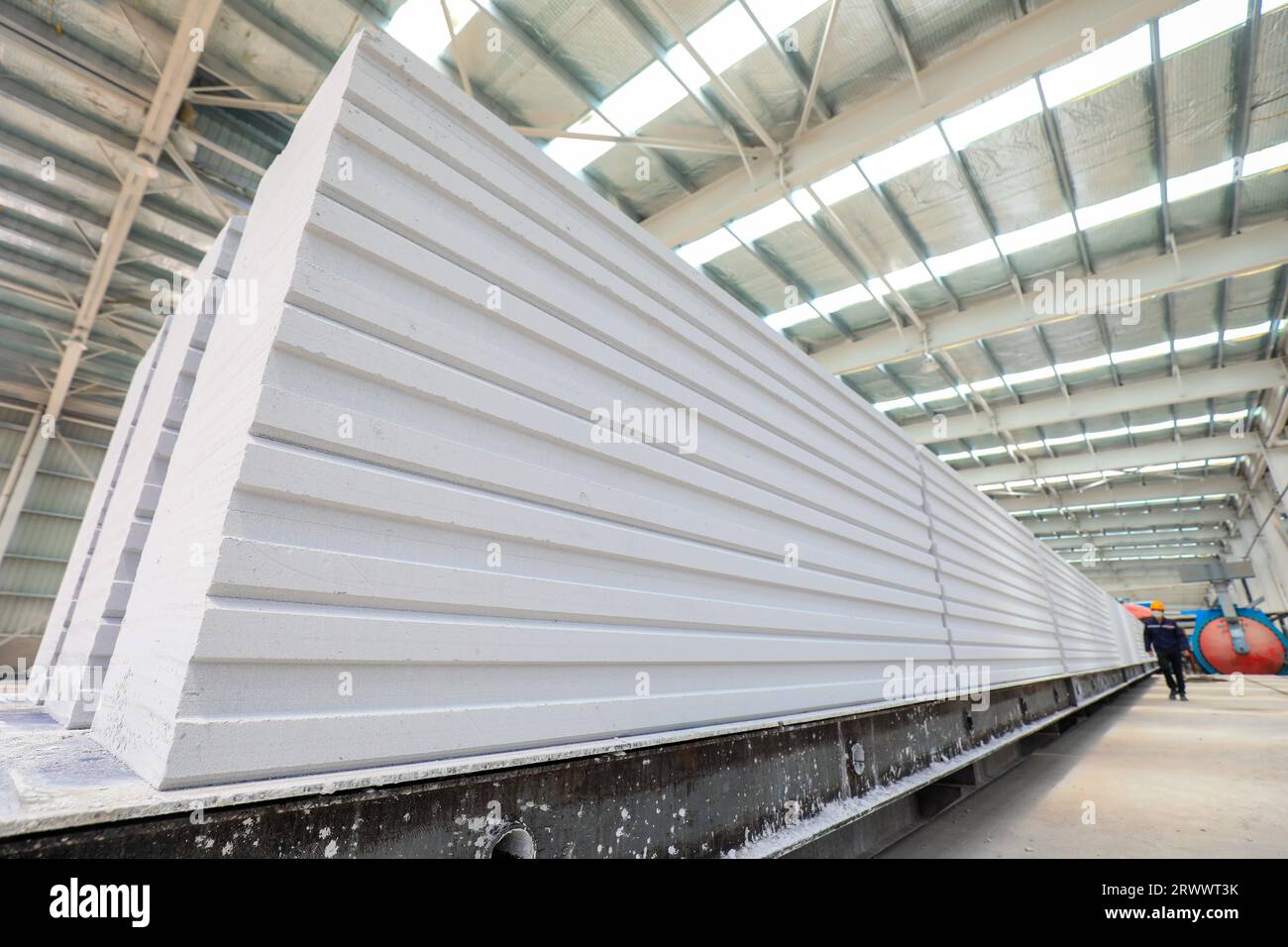 Contea di Luannan, Cina - 17 giugno 2023: I lavoratori stanno lavorando intensamente sulla linea di produzione di nuovi materiali da costruzione - pannelli divisori leggeri Foto Stock