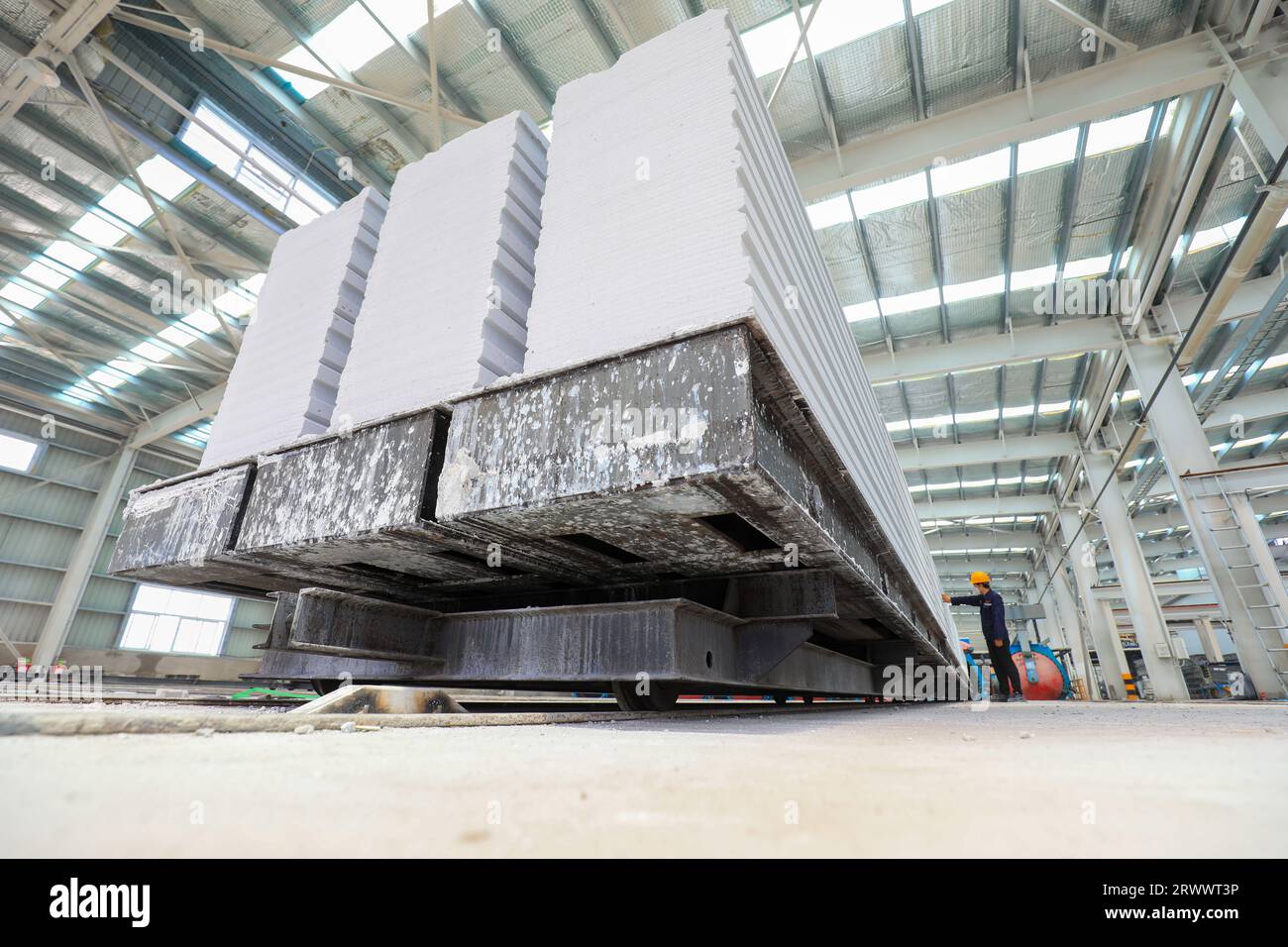 Contea di Luannan, Cina - 17 giugno 2023: I lavoratori stanno lavorando intensamente sulla linea di produzione di nuovi materiali da costruzione - pannelli divisori leggeri Foto Stock