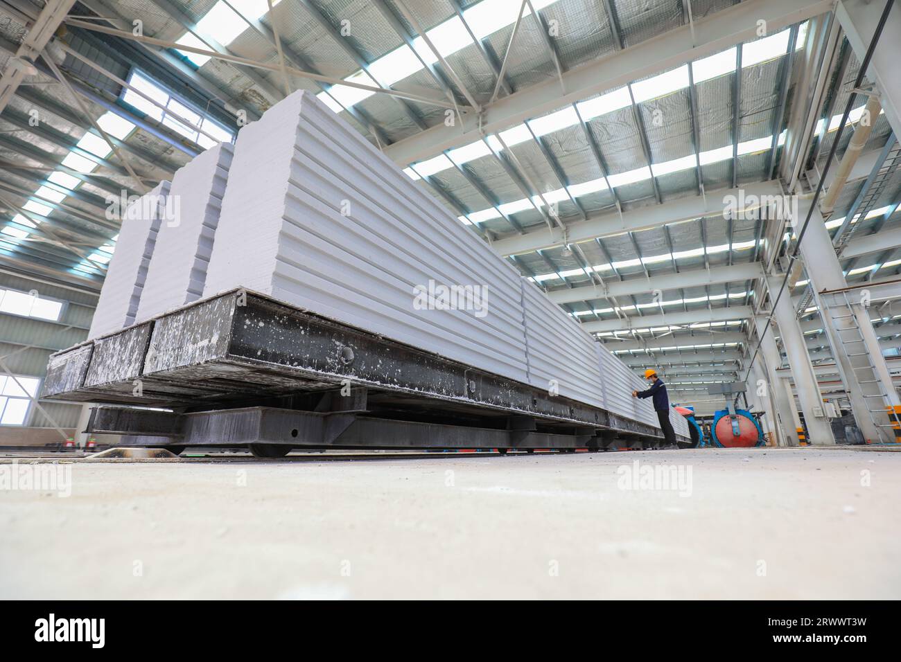 Contea di Luannan, Cina - 17 giugno 2023: I lavoratori stanno lavorando intensamente sulla linea di produzione di nuovi materiali da costruzione - pannelli divisori leggeri Foto Stock