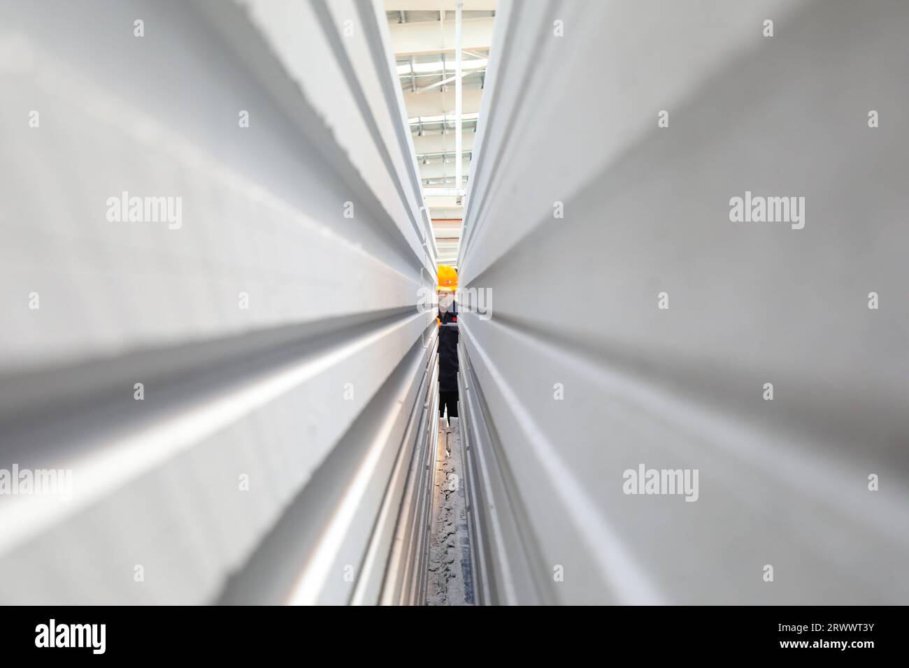 Contea di Luannan, Cina - 17 giugno 2023: I lavoratori stanno lavorando intensamente sulla linea di produzione di nuovi materiali da costruzione - pannelli divisori leggeri Foto Stock