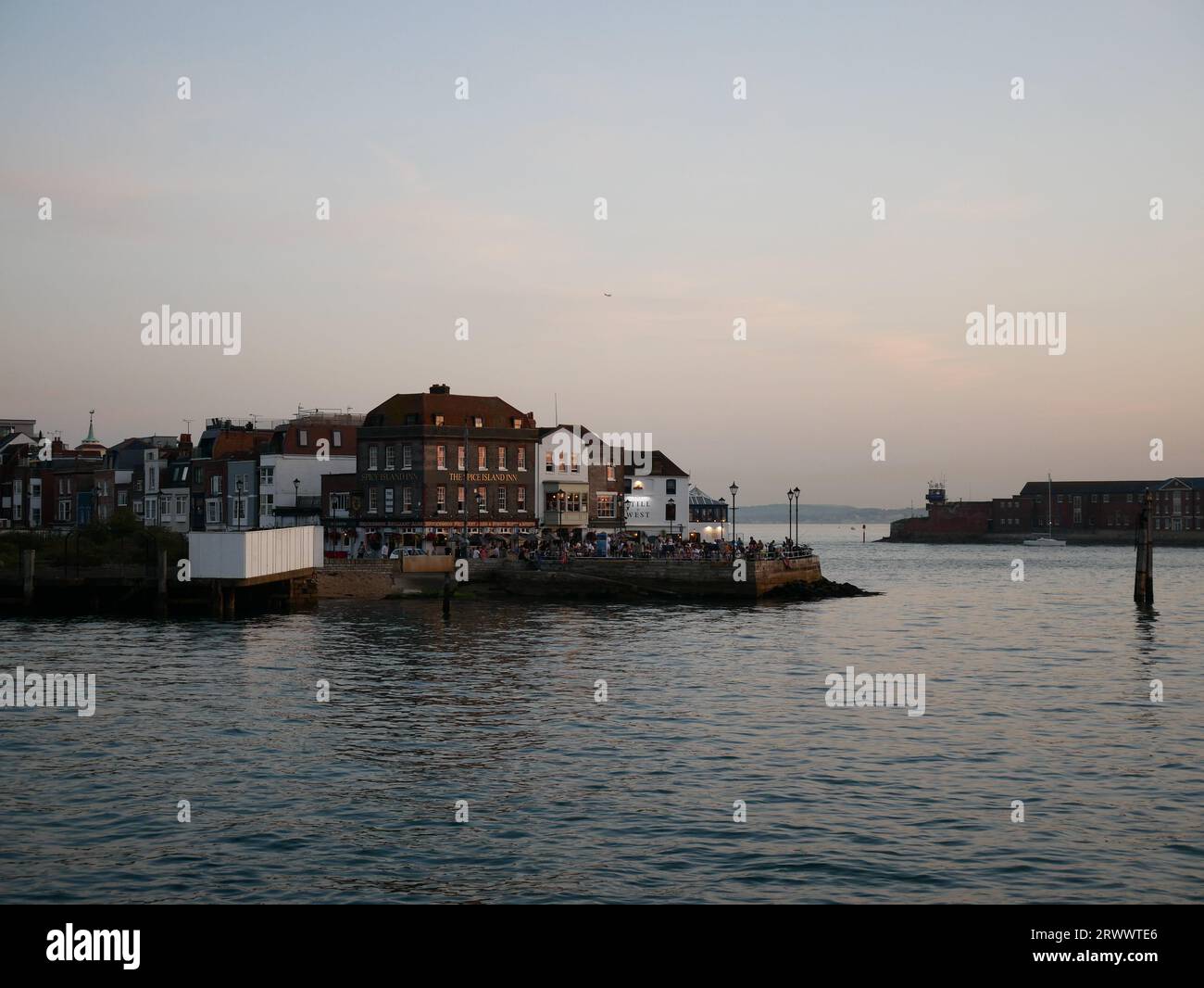 Vista del punto all'entrata del porto da Gunwharf Quay, Portsmouth, Hampshire, Regno Unito Foto Stock