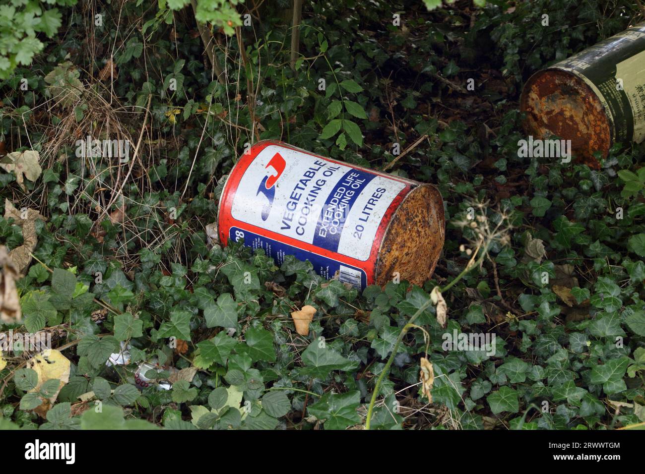 Un grande tamburo di olio da cucina vola sul lato della strada Sheffield Inghilterra Regno Unito Foto Stock