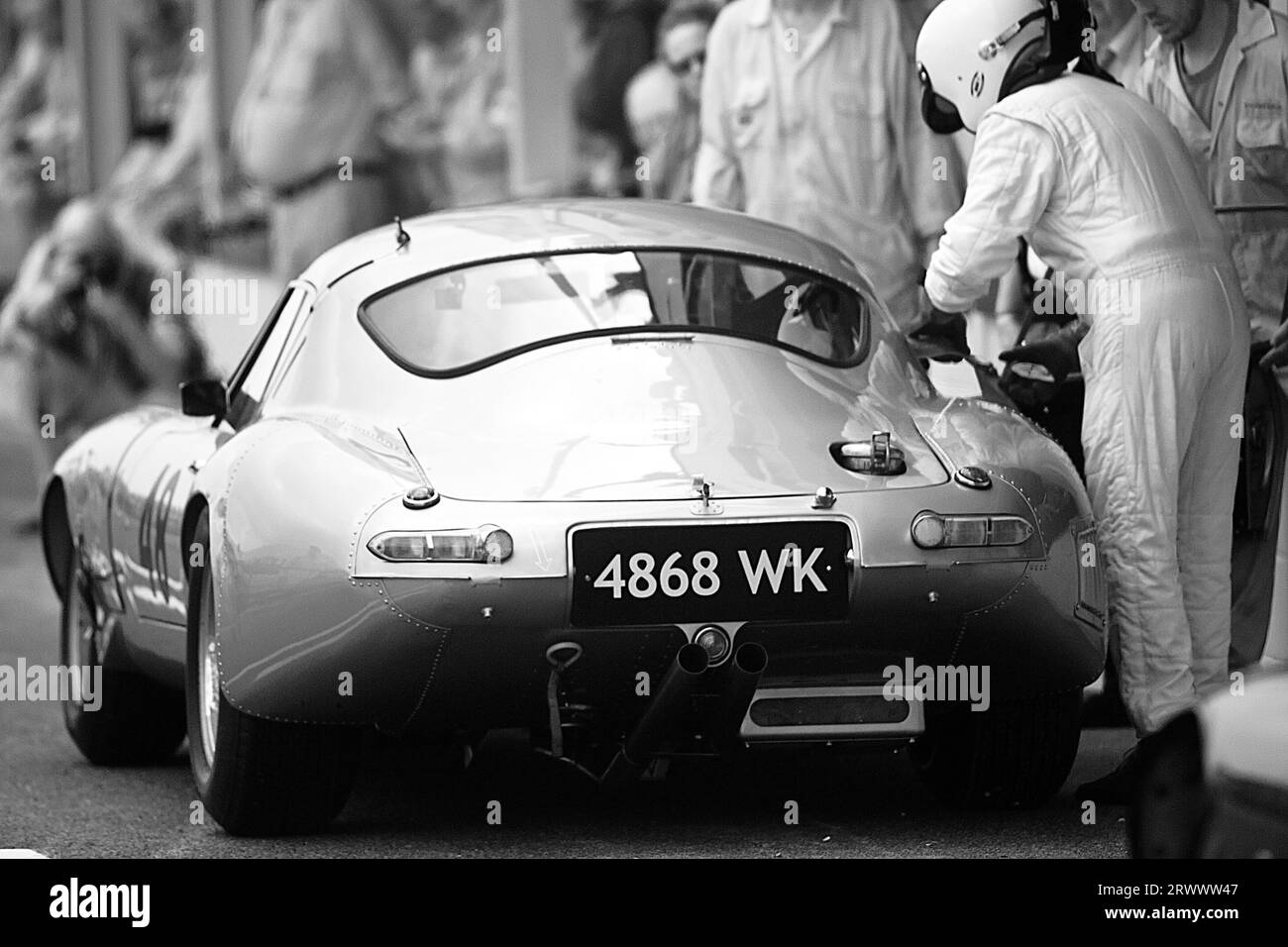 Jaguar e-TYPE 1964 leggera "lowdrag" in pit Lane guidata da Gary Pearson / Karun Chandhok nella gara Royal Automobile Club TT Celebration al G Foto Stock