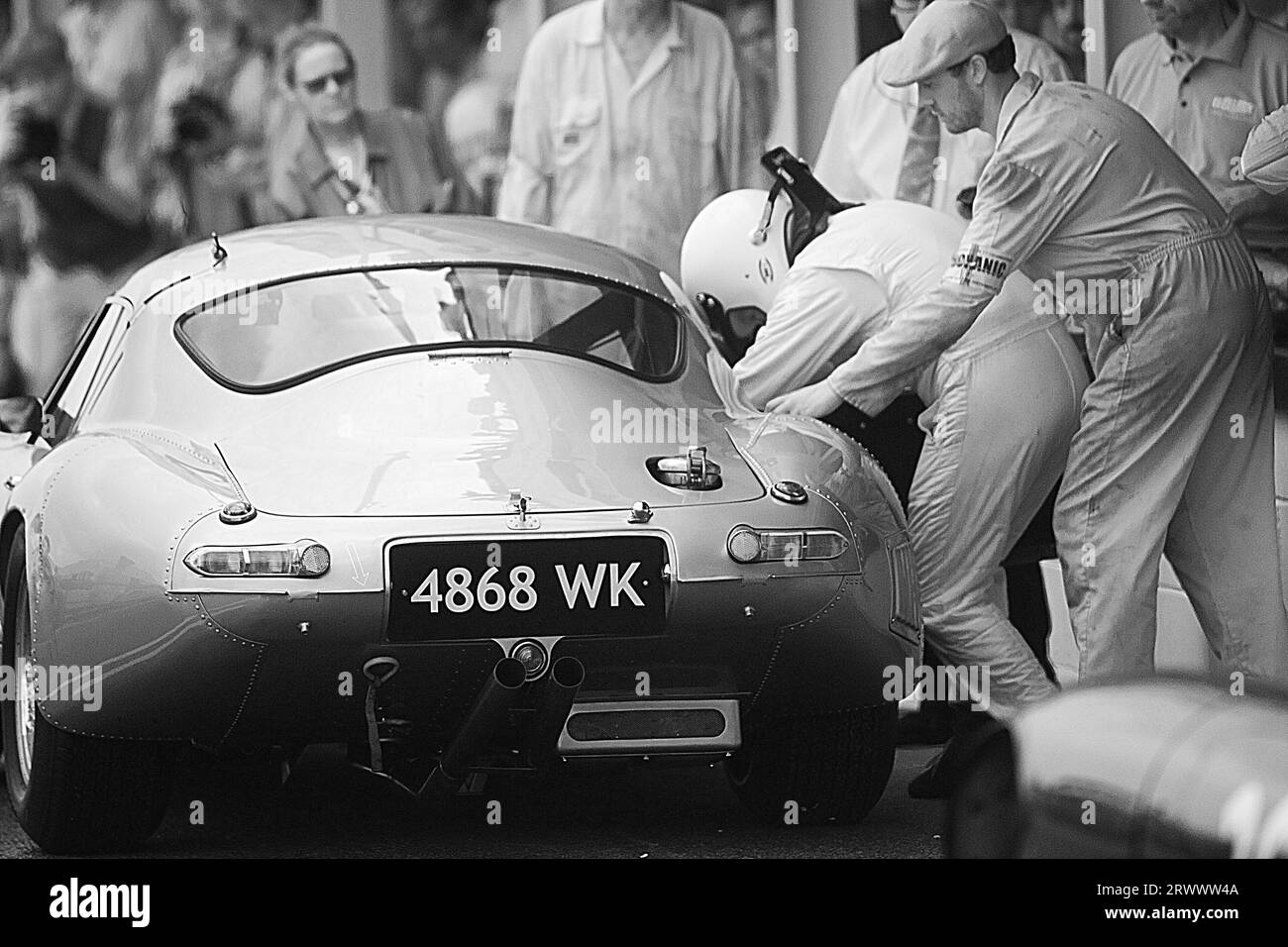 Jaguar e-TYPE 1964 leggera "lowdrag" in pit Lane guidata da Gary Pearson / Karun Chandhok nella gara Royal Automobile Club TT Celebration al G Foto Stock