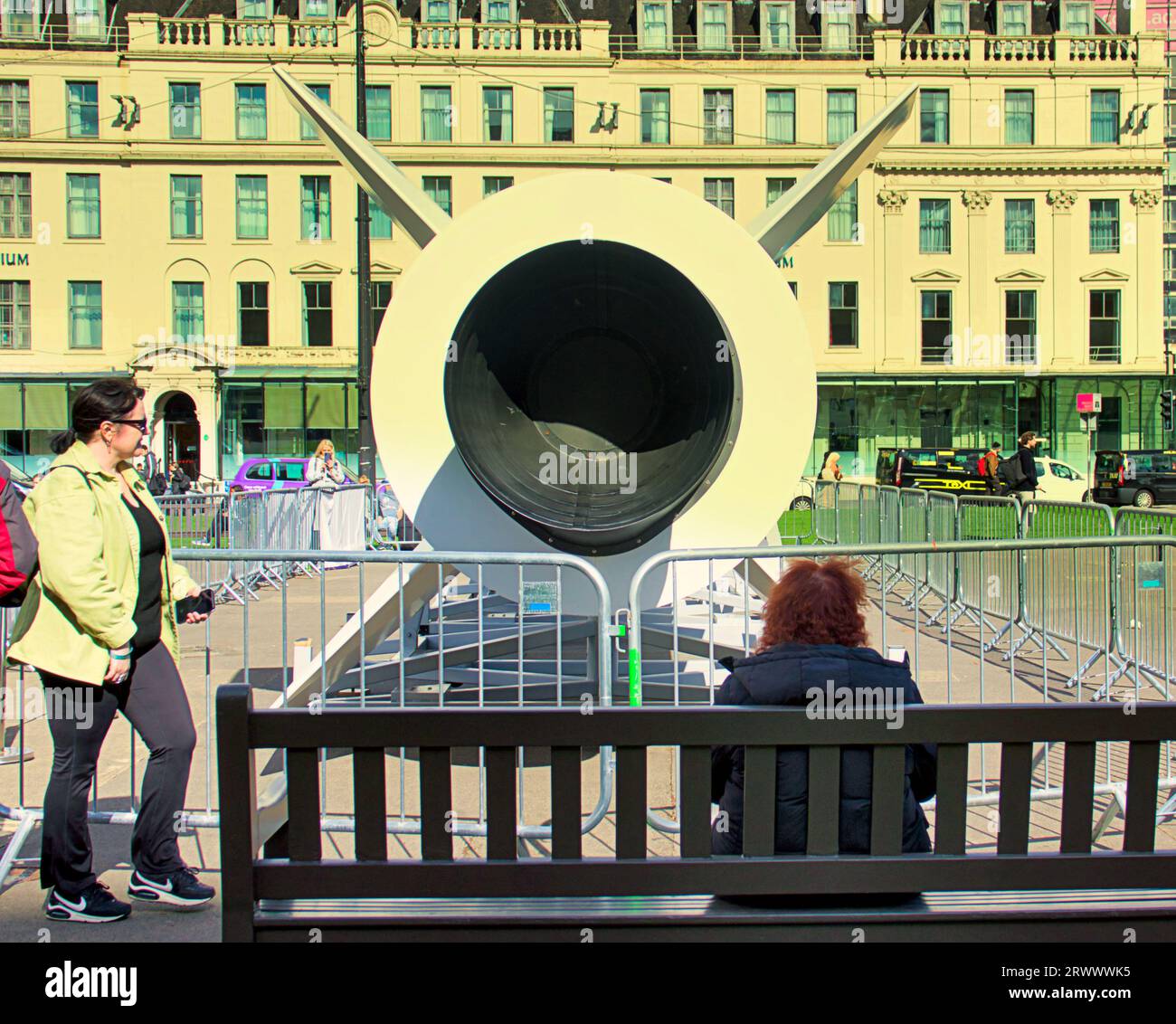 Glasgow, Scozia, Regno Unito. 21 settembre 2023. Tour Space for Everyone in George Square durante i suoi viaggi in tutto il Regno Unito. Rocket è un modello del Launcher One, il veicolo di lancio orbitale di 73 piedi della Virgin Orbit fino al 2023. Mira a far interessare le persone al settore. Credit Gerard Ferry/Alamy Live News Foto Stock