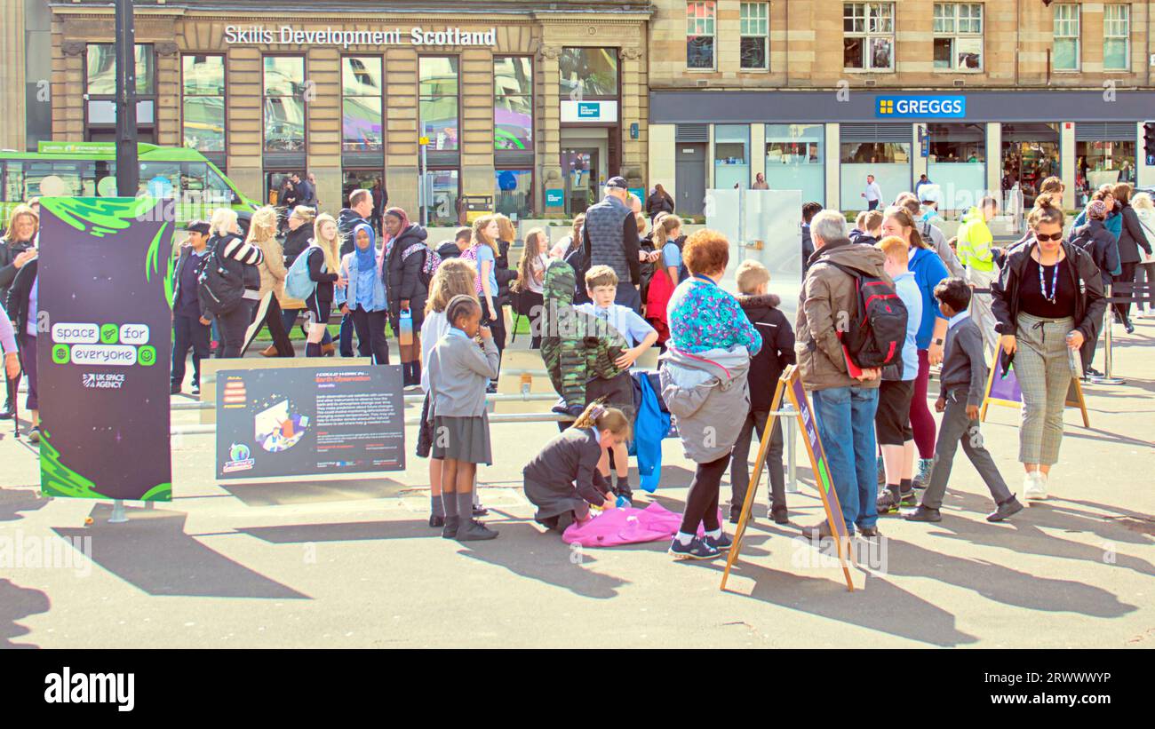 Glasgow, Scozia, Regno Unito. 21 settembre 2023. Tour Space for Everyone in George Square durante i suoi viaggi in tutto il Regno Unito. Rocket è un modello del Launcher One, il veicolo di lancio orbitale di 73 piedi della Virgin Orbit fino al 2023. Mira a far interessare le persone al settore. Credit Gerard Ferry/Alamy Live News Foto Stock