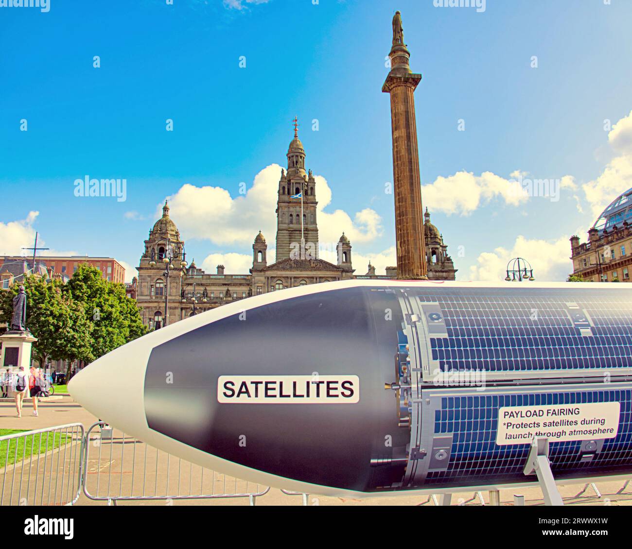 Glasgow, Scozia, Regno Unito. 21 settembre 2023. Tour Space for Everyone in George Square durante i suoi viaggi in tutto il Regno Unito. Rocket è un modello del Launcher One, il veicolo di lancio orbitale di 73 piedi della Virgin Orbit fino al 2023. Mira a far interessare le persone al settore. Credit Gerard Ferry/Alamy Live News Foto Stock