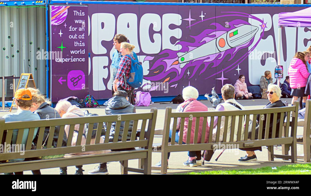 Glasgow, Scozia, Regno Unito. 21 settembre 2023. Tour Space for Everyone in George Square durante i suoi viaggi in tutto il Regno Unito. Rocket è un modello del Launcher One, il veicolo di lancio orbitale di 73 piedi della Virgin Orbit fino al 2023. Mira a far interessare le persone al settore. Credit Gerard Ferry/Alamy Live News Foto Stock