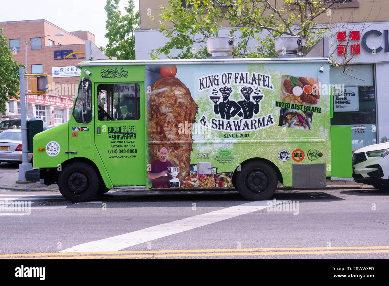 Un colorato camion alimentare King of Falafel & Shawarma parcheggiato su Austin Street a Forest Hills, Queens, New York Foto Stock