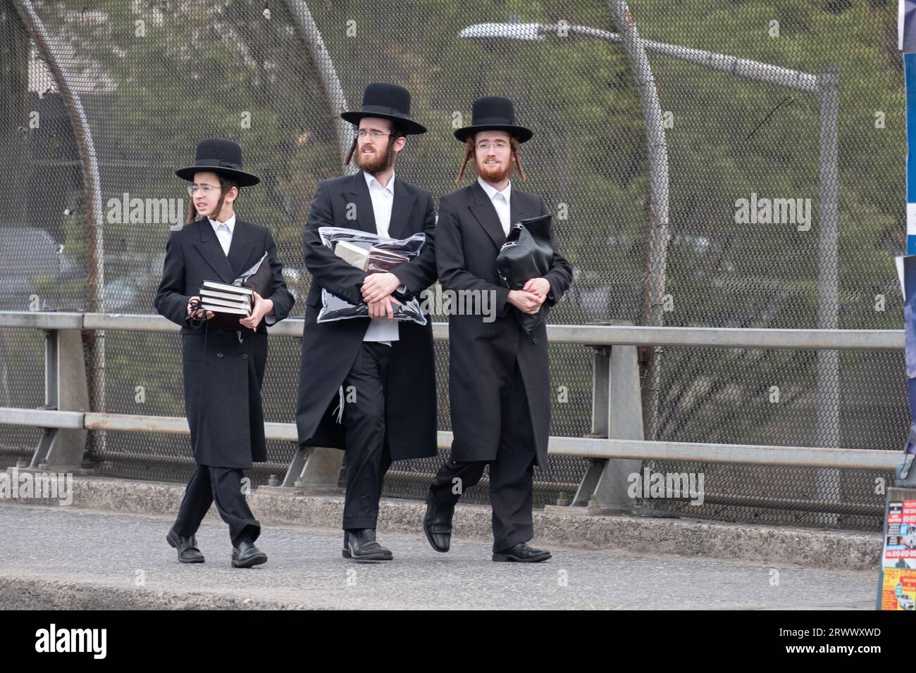 3 ebrei ortodossi probabilmente fratelli tornano dal tempio. Sulla strada di Lee Ave che passa sopra la BQE. A Brooklyn, New York. Foto Stock