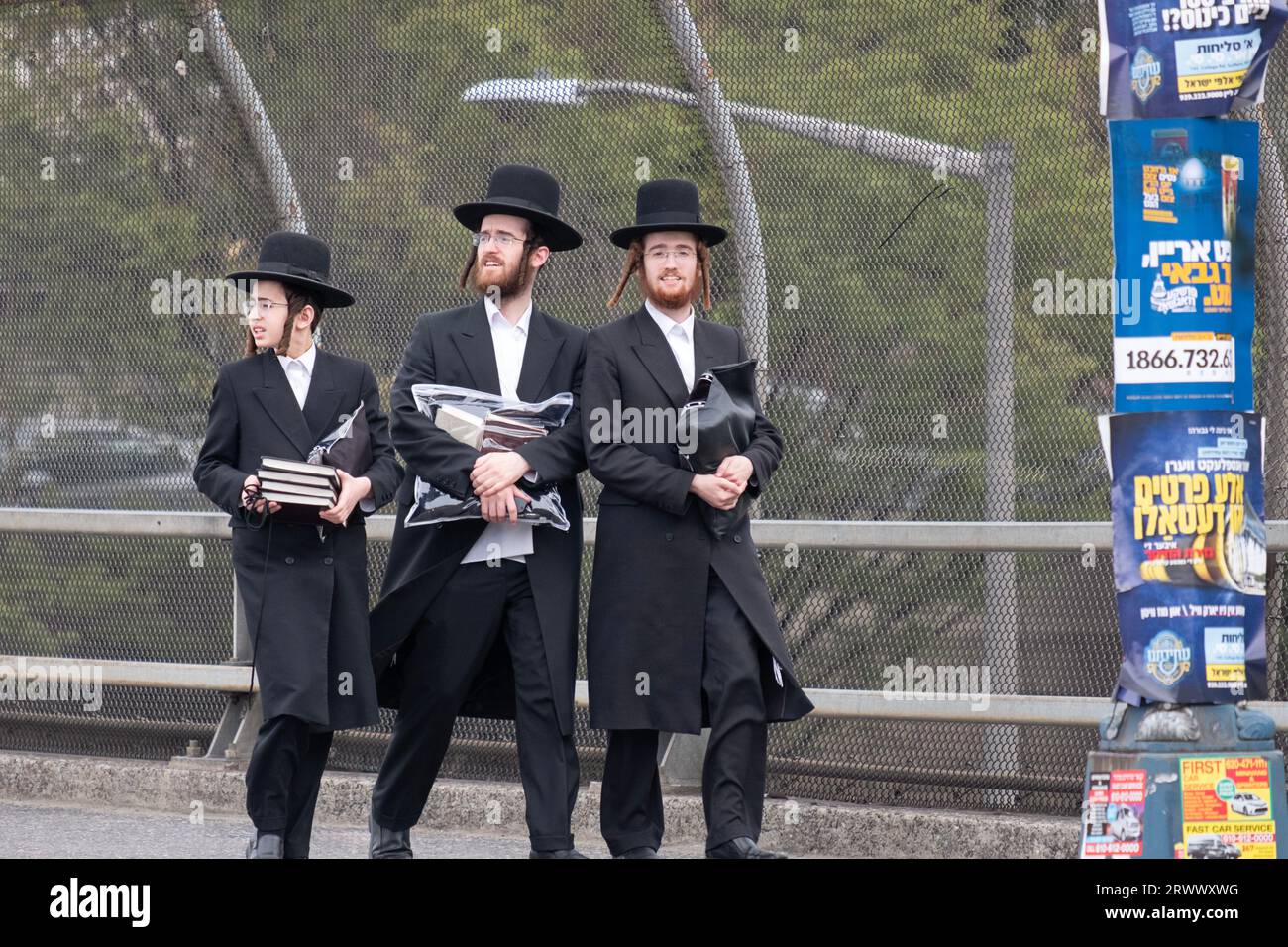3 ebrei ortodossi probabilmente fratelli tornano dal tempio. Sulla strada di Lee Ave che passa sopra la BQE. A Brooklyn, New York. Foto Stock