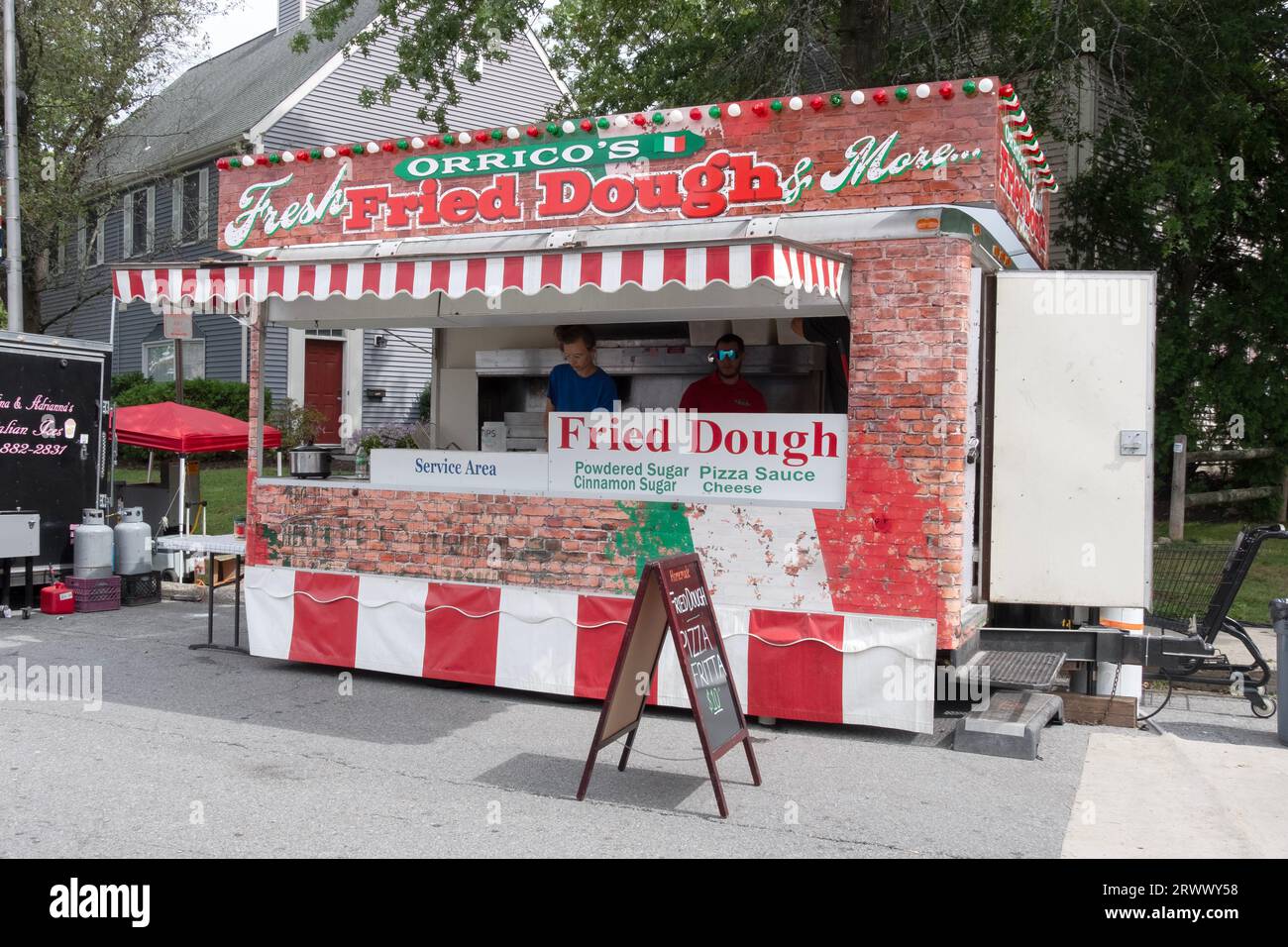 Uno stand che vende pasta fritta allo Yorktown Feast di San Gennaro e Italian Heritage Festival a Yorktown Heights, Westchester, New York. Foto Stock