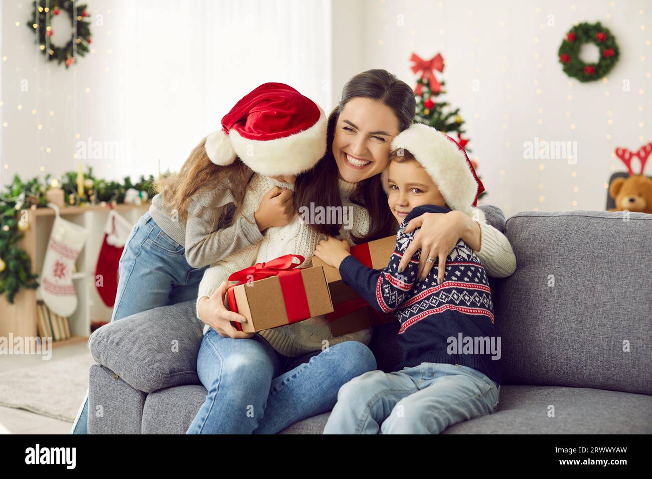 Fratellino e sorella salutano la loro madre augurandole buon Natale. Foto Stock