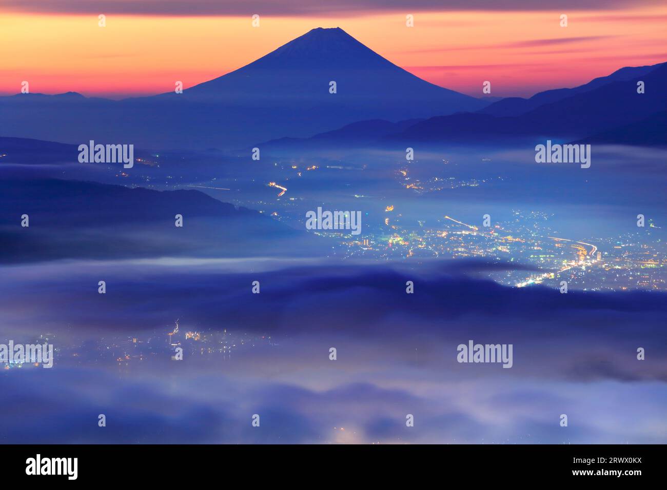 MT. Fuji all'alba dall'altopiano di Takabotchi e dal Mare delle nuvole nella luce della città di Suwa Foto Stock