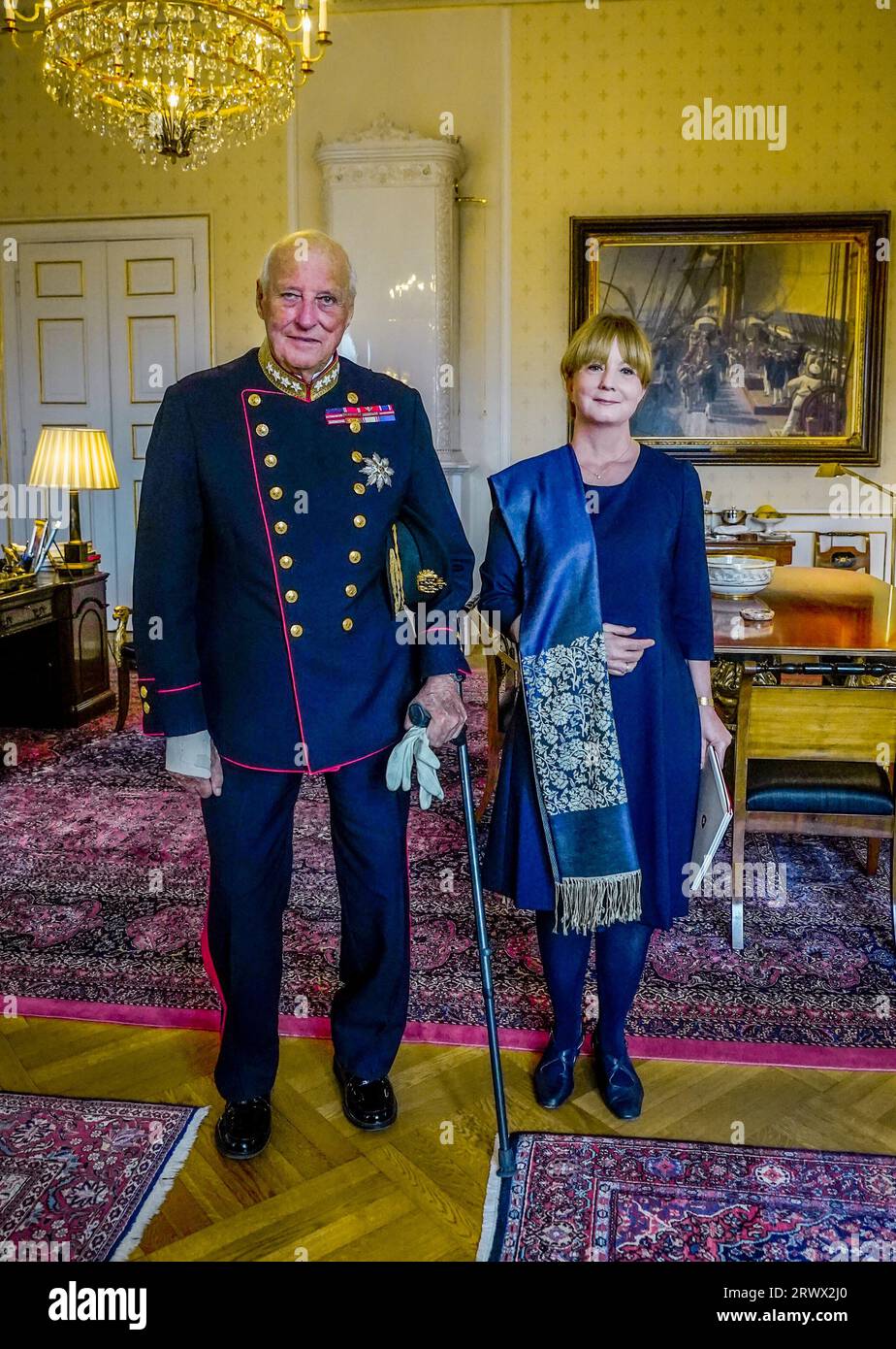 Oslo 20230921. Re Harald (a sinistra) riceve l'ambasciatrice svizzera Nathalie Marti in un'udienza solenne al Palazzo in relazione alla consegna delle credenziali. Foto: Lise Aaserud / NTB Foto Stock