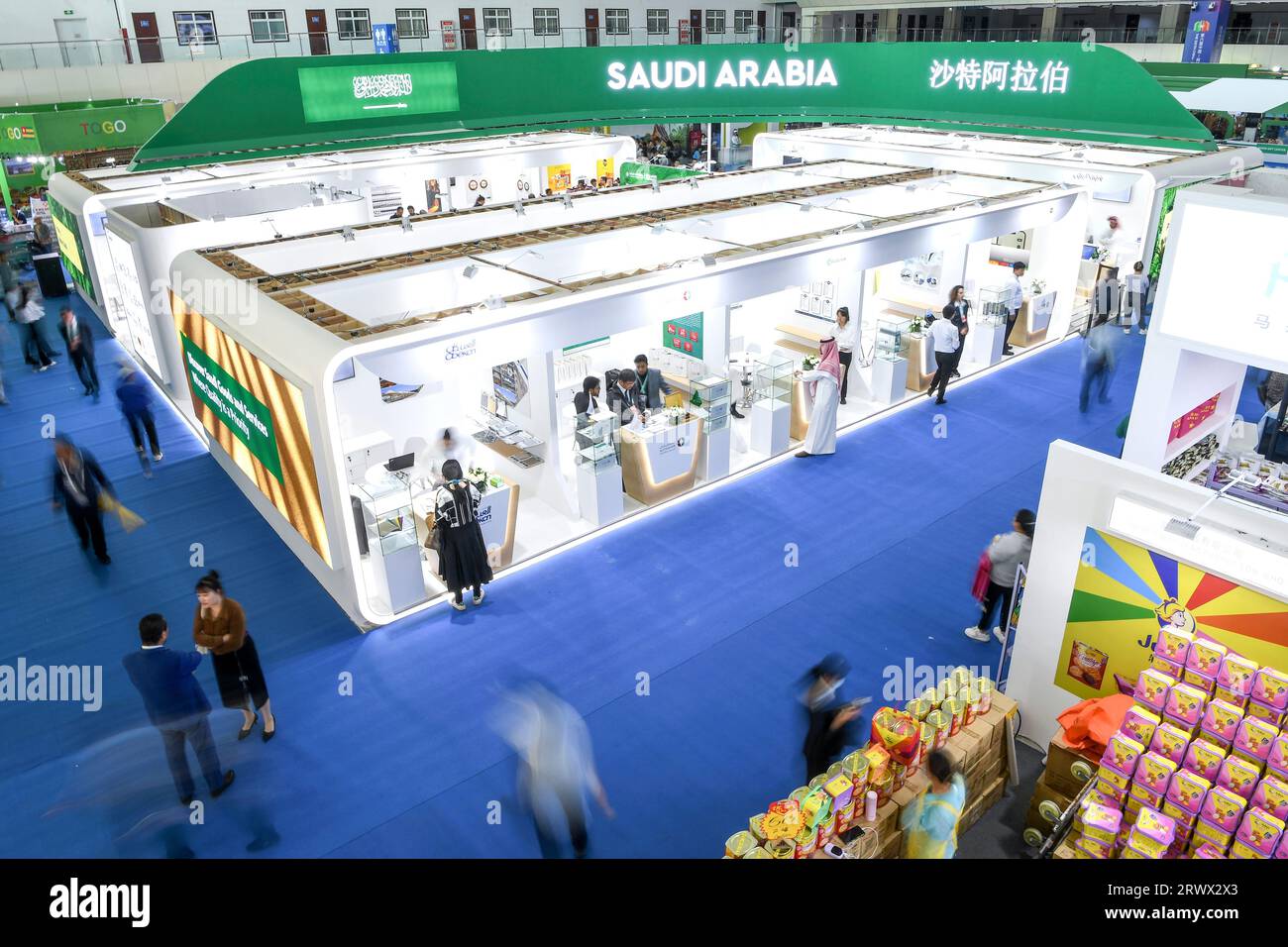 (230921) -- YINCHUAN, 21 settembre 2023 (Xinhua) -- questa foto scattata il 21 settembre 2023 mostra lo stand dell'Arabia Saudita alla sesta Expo Cina-Stati arabi a Yinchuan, nella regione autonoma Ningxia Hui della Cina nordoccidentale. La sesta esposizione degli stati arabi-cinesi ha aperto giovedì a Yinchuan, capitale della regione autonoma Ningxia Hui della Cina nord-occidentale. L'evento di quattro giorni attira la partecipazione di ospiti provenienti da più di 50 paesi come l'Arabia Saudita e la Mauritania. L'expo di quest'anno presenta fiere e forum sul commercio e gli investimenti, l'agricoltura moderna, il commercio transfrontaliero, il turismo culturale, la salute, w Foto Stock