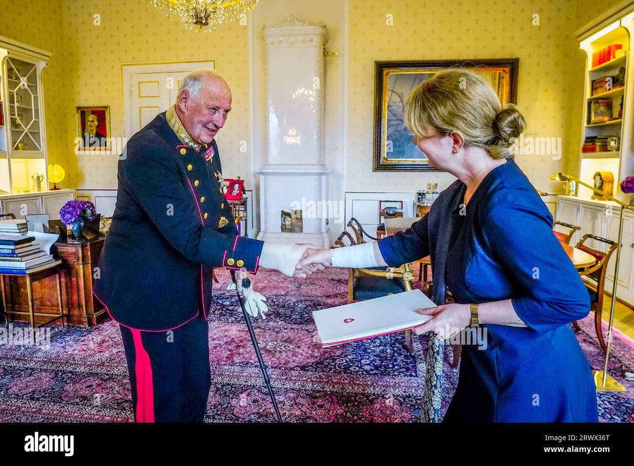 Oslo 20230921. Re Harald (a sinistra) riceve l'ambasciatore svizzero Nathalie Marti in un'udienza cerimoniale al Palazzo in connessione con la consegna delle credenziali. Foto: Lise Aaserud / NTB Foto Stock