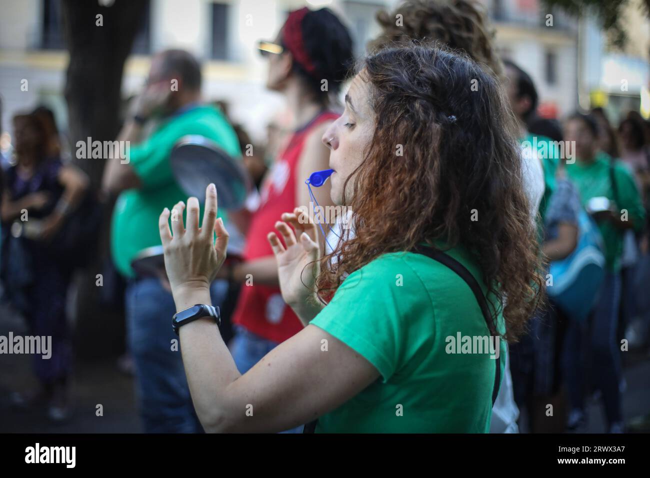 Madrid, Spagna. 20 settembre 2023. Un manifestante con un fischio in bocca partecipa alla manifestazione a Madrid. Insegnanti, genitori e studenti si sono riuniti di fronte al Dipartimento dell'istruzione della Comunità di Madrid per chiedere un'istruzione pubblica senza tagli economici. La manifestazione si è svolta approfittando dell'inizio dell'anno scolastico 2023-2024. Credito: SOPA Images Limited/Alamy Live News Foto Stock