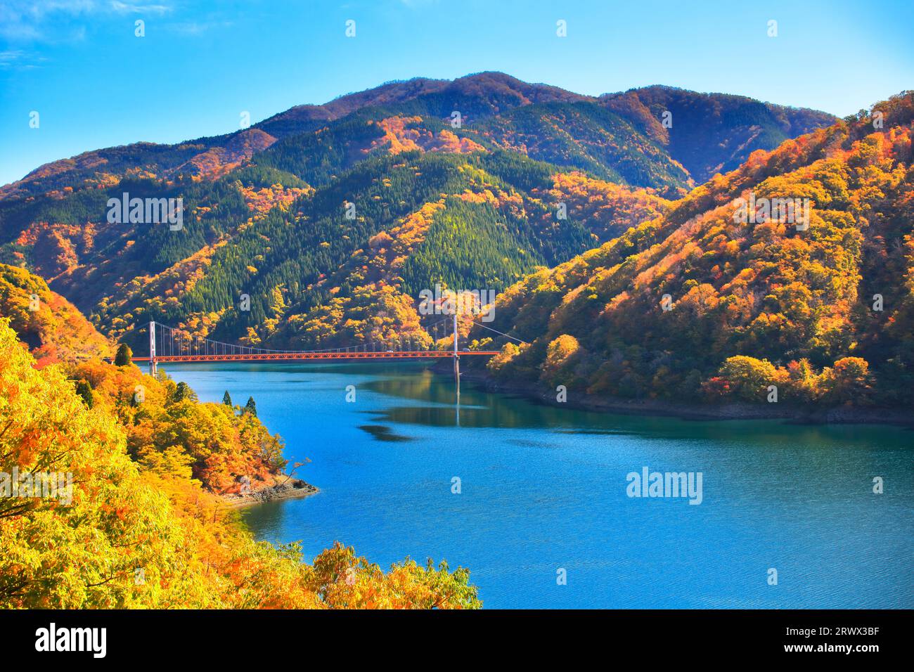 Lago Kuzuryu in autunno foglie colorate e vista del Ponte dei sogni Foto Stock