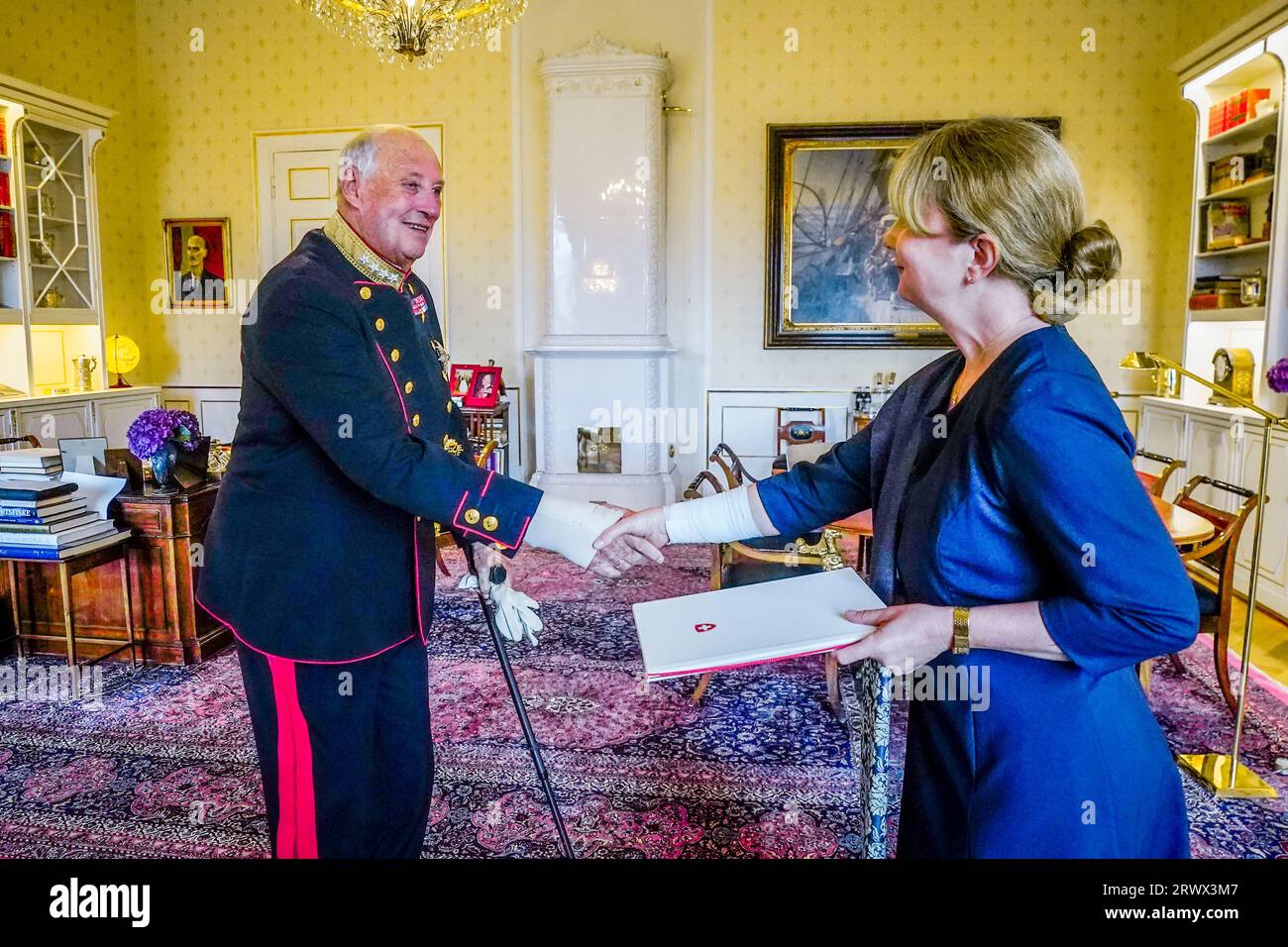 Oslo 20230921. Re Harald (a sinistra) riceve l'ambasciatore svizzero Nathalie Marti in un'udienza cerimoniale al Palazzo in connessione con la consegna delle credenziali. Foto: Lise Åserud / NTB Foto Stock