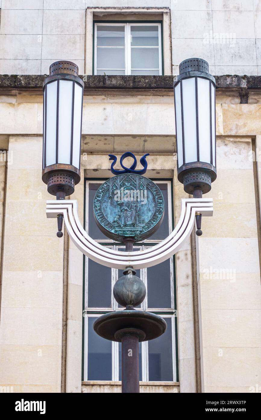 Un lampione modernista nello sviluppo degli anni '1940 dell'Università di Coimbra, Portogallo, costruito nell'era Salazar Foto Stock
