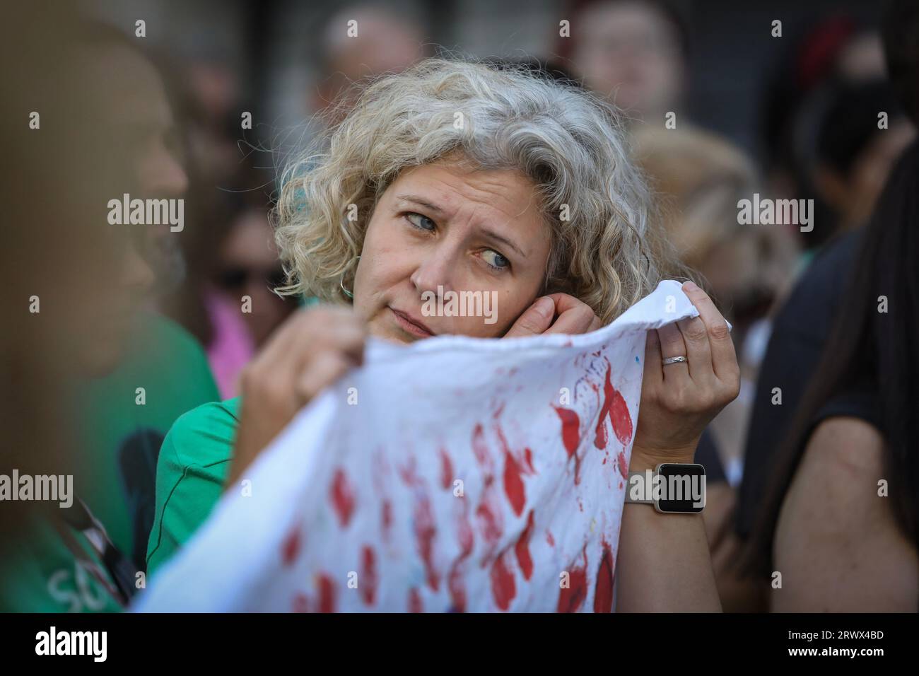 Madrid, Spagna. 20 settembre 2023. Un manifestante è visto durante la manifestazione a Madrid. Insegnanti, genitori e studenti si sono riuniti di fronte al Dipartimento dell'istruzione della Comunità di Madrid per chiedere un'istruzione pubblica senza tagli economici. La manifestazione si è svolta approfittando dell'inizio dell'anno scolastico 2023-2024. (Foto di David Canales/SOPA Images/Sipa USA) credito: SIPA USA/Alamy Live News Foto Stock