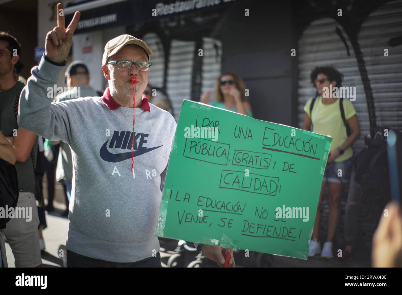 Madrid, Spagna. 20 settembre 2023. Un manifestante tiene in mano un cartello che esprime la sua opinione durante la manifestazione a Madrid. Insegnanti, genitori e studenti si sono riuniti di fronte al Dipartimento dell'istruzione della Comunità di Madrid per chiedere un'istruzione pubblica senza tagli economici. La manifestazione si è svolta approfittando dell'inizio dell'anno scolastico 2023-2024. (Foto di David Canales/SOPA Images/Sipa USA) credito: SIPA USA/Alamy Live News Foto Stock