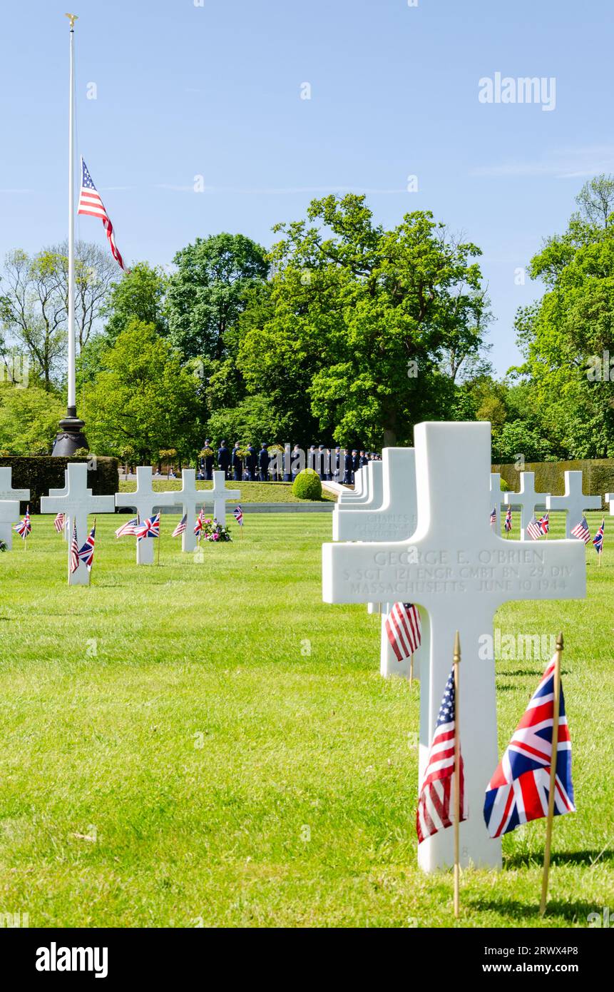 Noi di combattenti onore la bandiera del Memorial Day con memorial attraversa al Cambridge Cimitero e memoriale americano a. Grave lapidi e bandiere Foto Stock