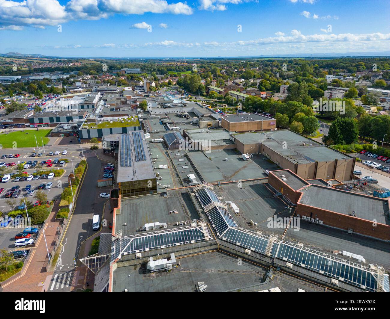 Veduta aerea del centro commerciale Kingdom nel parco al dettaglio nel centro citta' di Glenrothes New Town , Fife, Scozia, Regno Unito Foto Stock