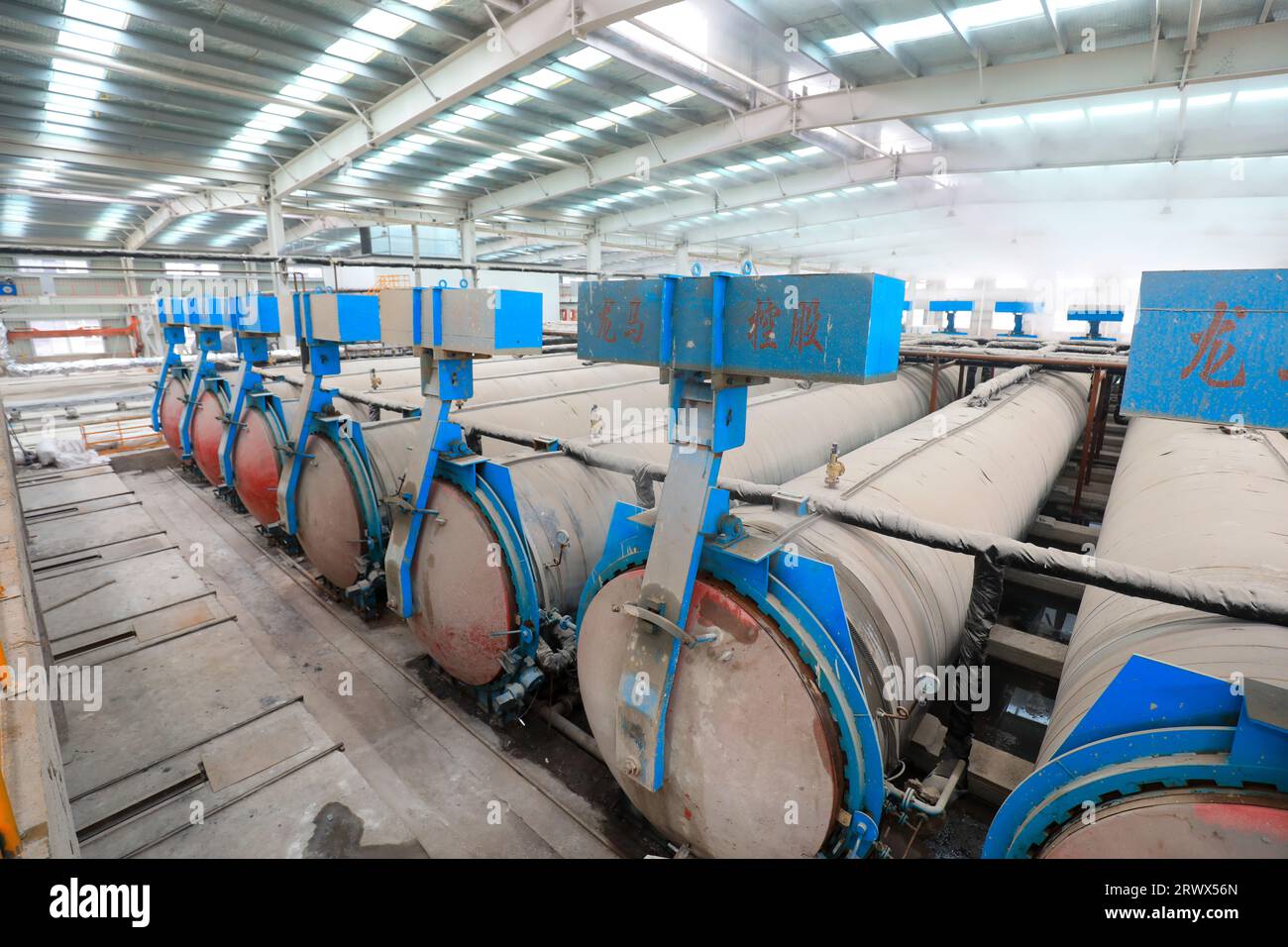 La linea di produzione di pannelli divisori leggeri per nuovi materiali da costruzione è situata in fabbrica Foto Stock