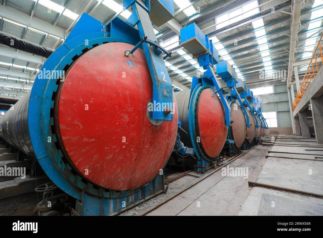 La linea di produzione di pannelli divisori leggeri per nuovi materiali da costruzione è situata in fabbrica Foto Stock