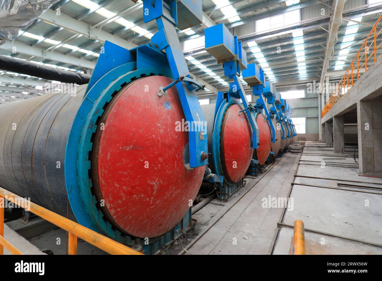 La linea di produzione di pannelli divisori leggeri per nuovi materiali da costruzione è situata in fabbrica Foto Stock