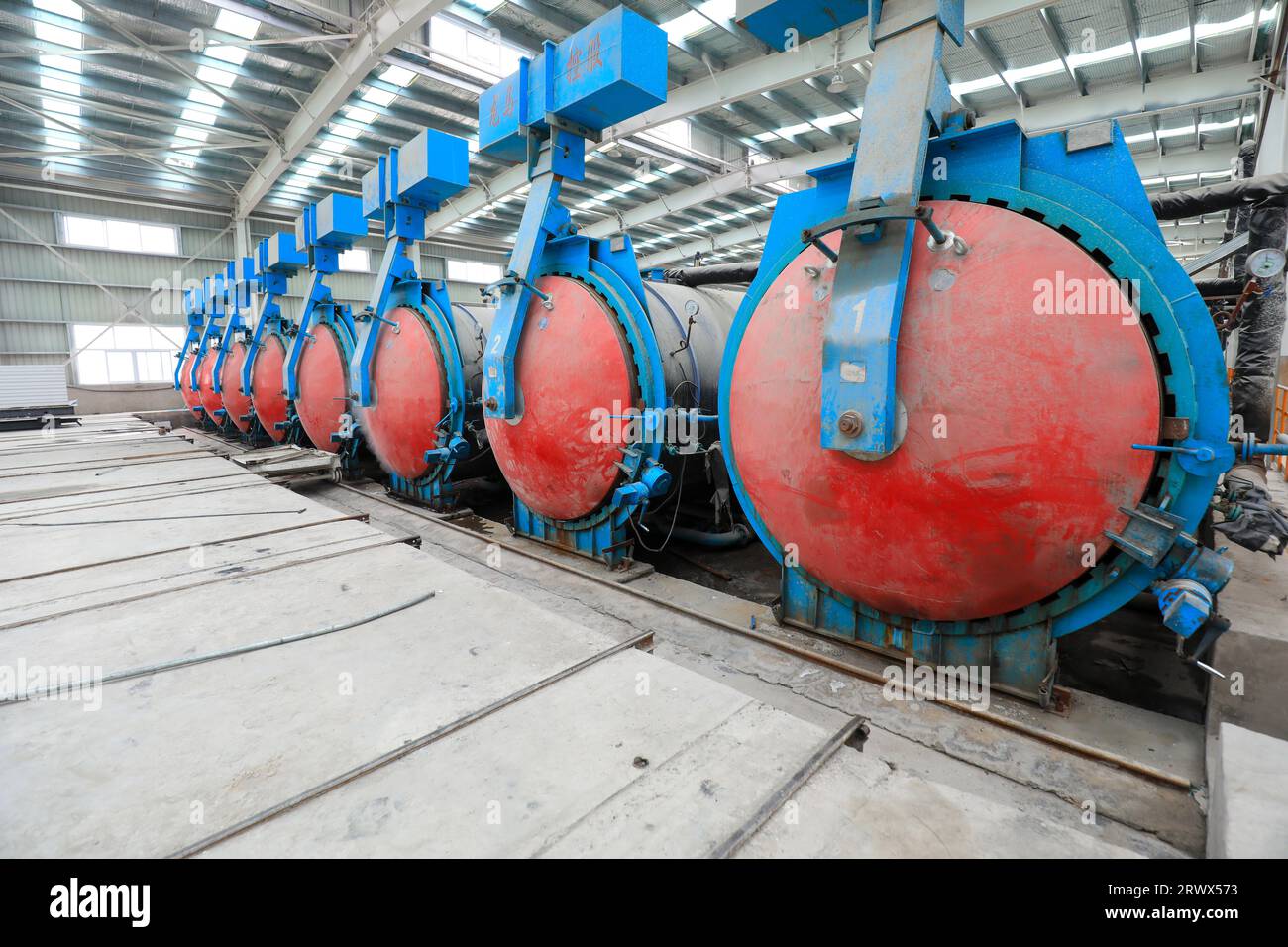 La linea di produzione di pannelli divisori leggeri per nuovi materiali da costruzione è situata in fabbrica Foto Stock