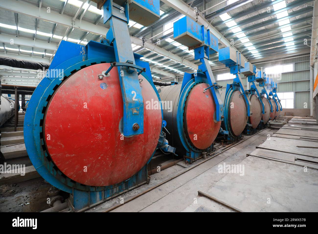 La linea di produzione di pannelli divisori leggeri per nuovi materiali da costruzione è situata in fabbrica Foto Stock