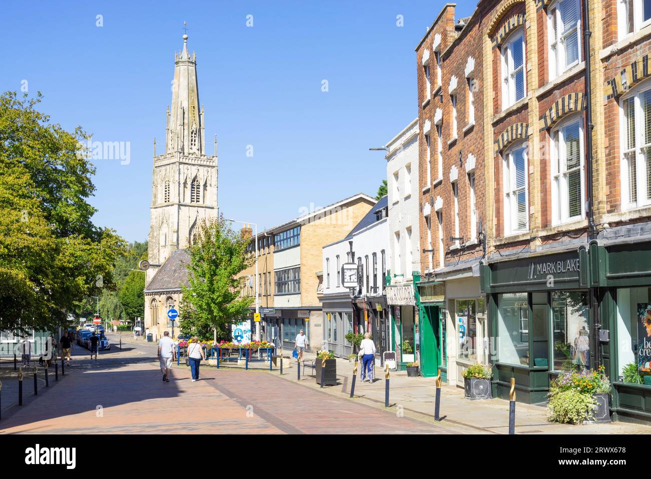 Centro città di Gloucester via Westgate pedonale chiesa di St Nicholas guire Shops e People Shopping Gloucester Gloucestershire Inghilterra Regno Unito GB Foto Stock